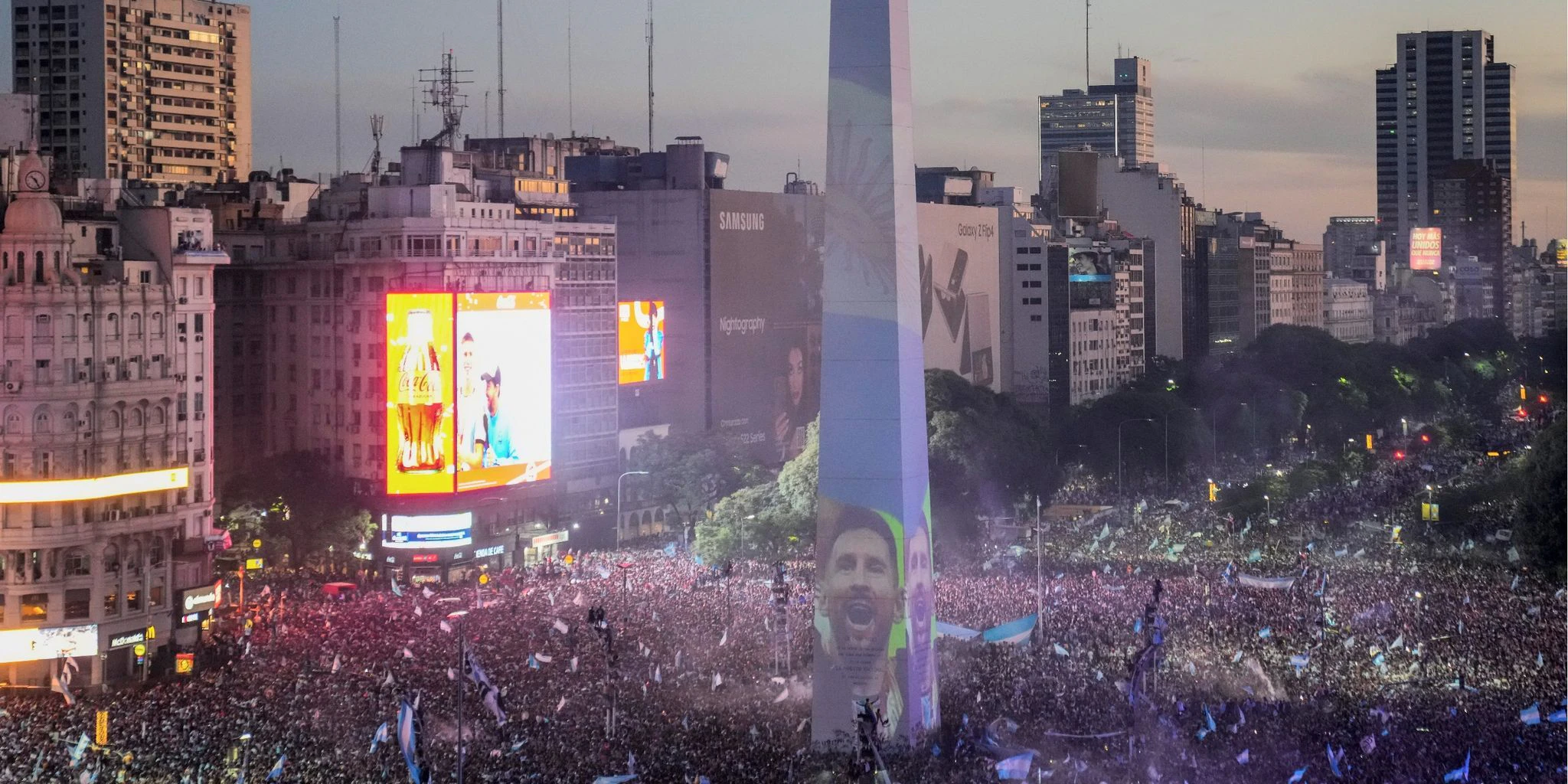 Das Gesicht von Lionel Messi wurde in Buenos Aires auf den Obelisken projiziert.  