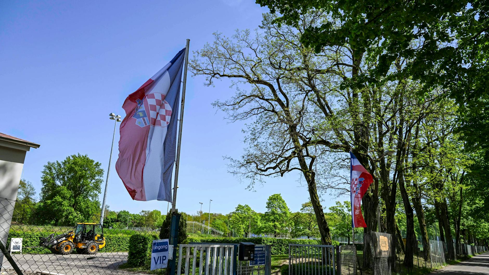 Kroatische Flaggen wehen am Eingang zum Volksparkstadion Neuruppin. 