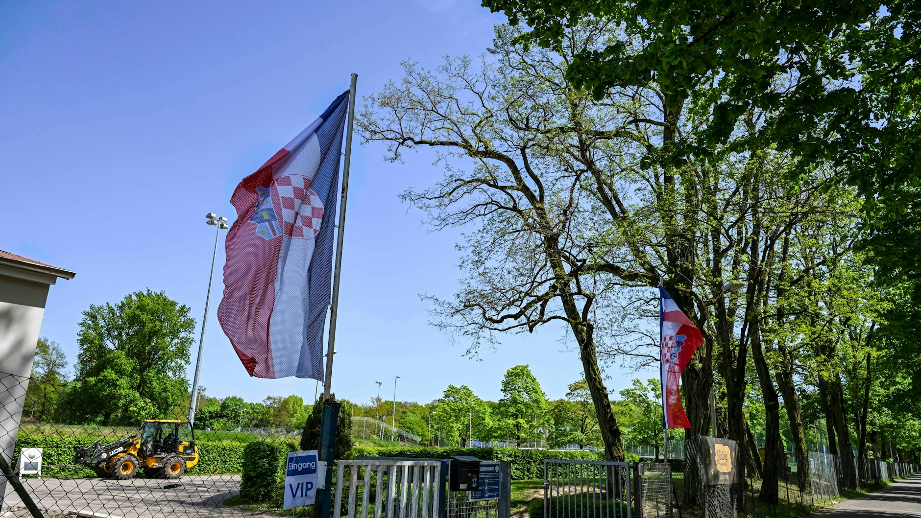 Kroatische Flaggen wehen am Eingang zum Volksparkstadion Neuruppin.&nbsp;