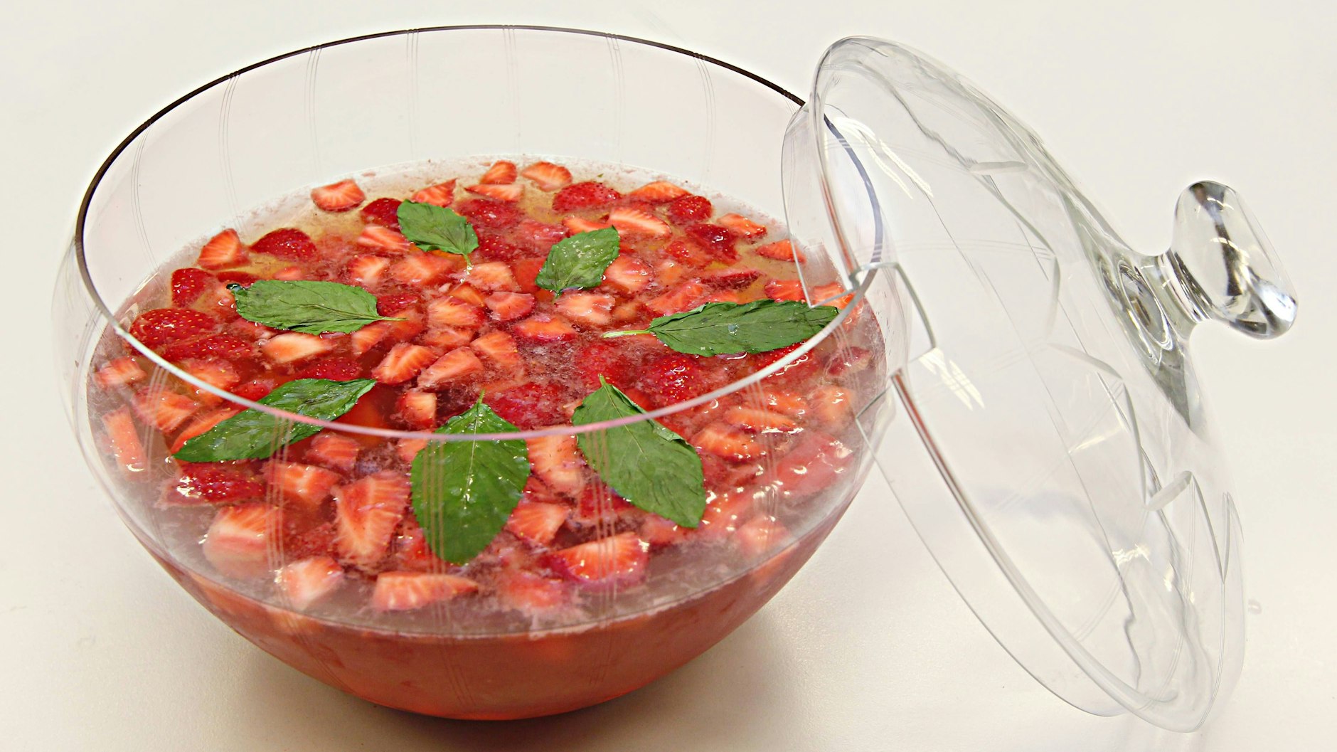Die Erdbeeren sollten für die Wohle eine Weile durchziehen, damit sie den Alkohol aufsaugen können. In unserem Rezept sorgt Erdbeersaft für die besondere Frucht-Note. 