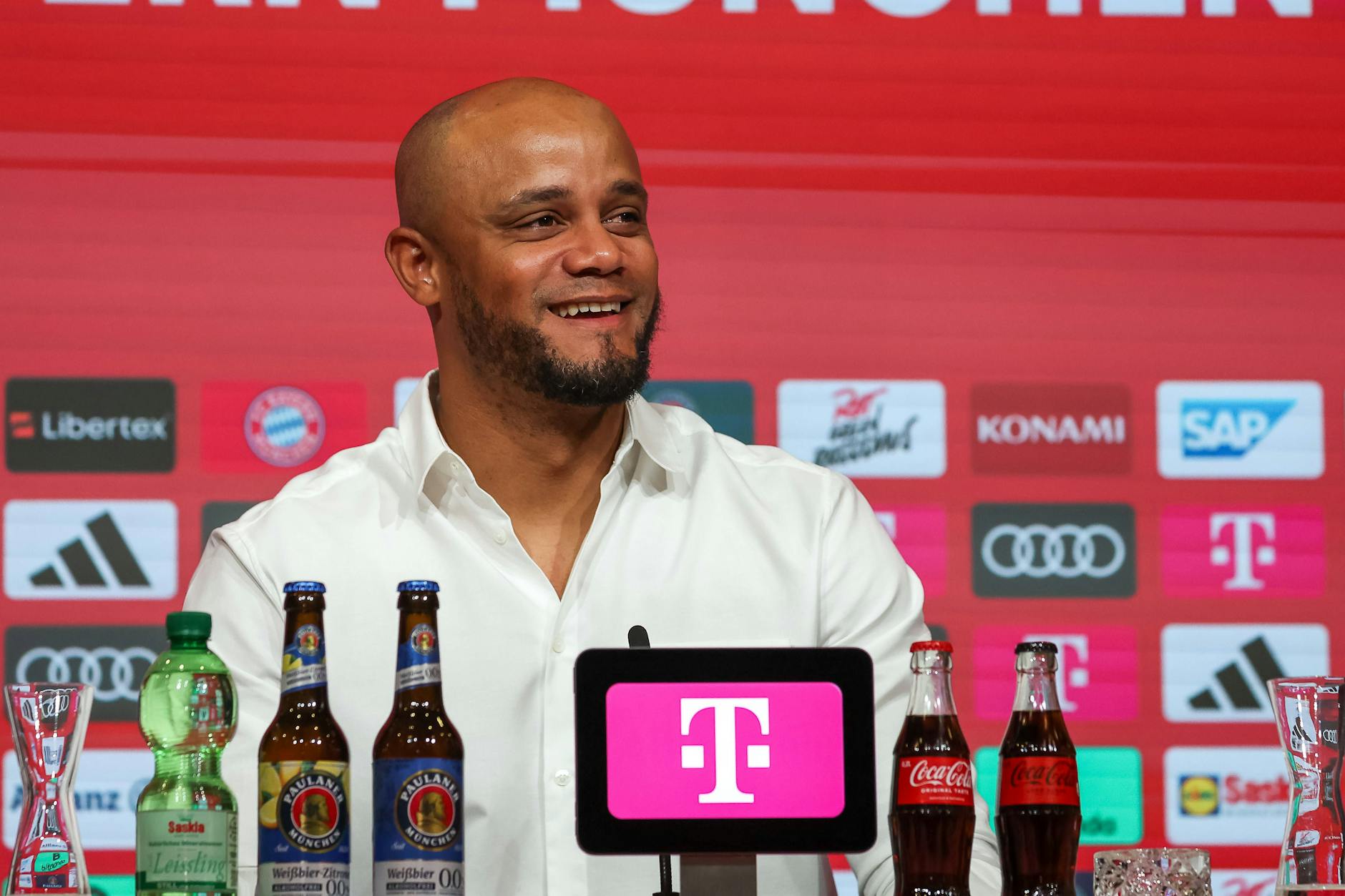 Bayerns neuer Trainer Vincent Kompany hat bei seiner Vorstellung sichtlich Spaß.