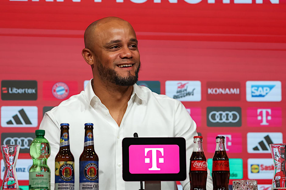 Bayerns neuer Trainer Vincent Kompany hat bei seiner Vorstellung sichtlich Spaß.