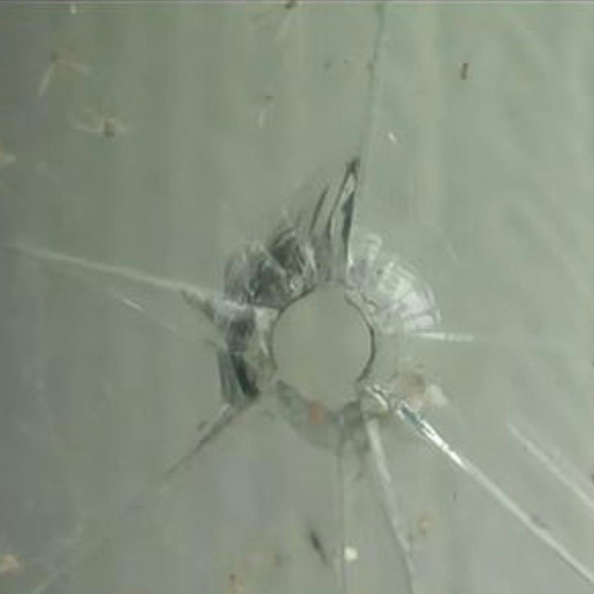 Die Geschosse hatten Löcher in Fenster und Hauswänden hinterlassen.