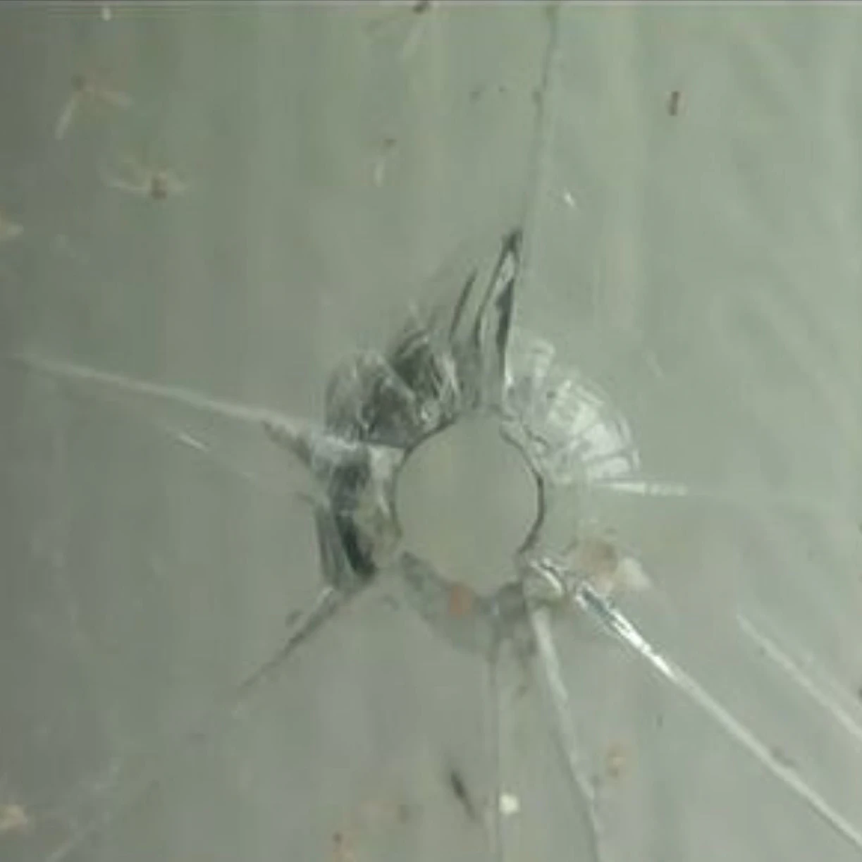 Die Geschosse hatten Löcher in Fenster und Hauswänden hinterlassen.