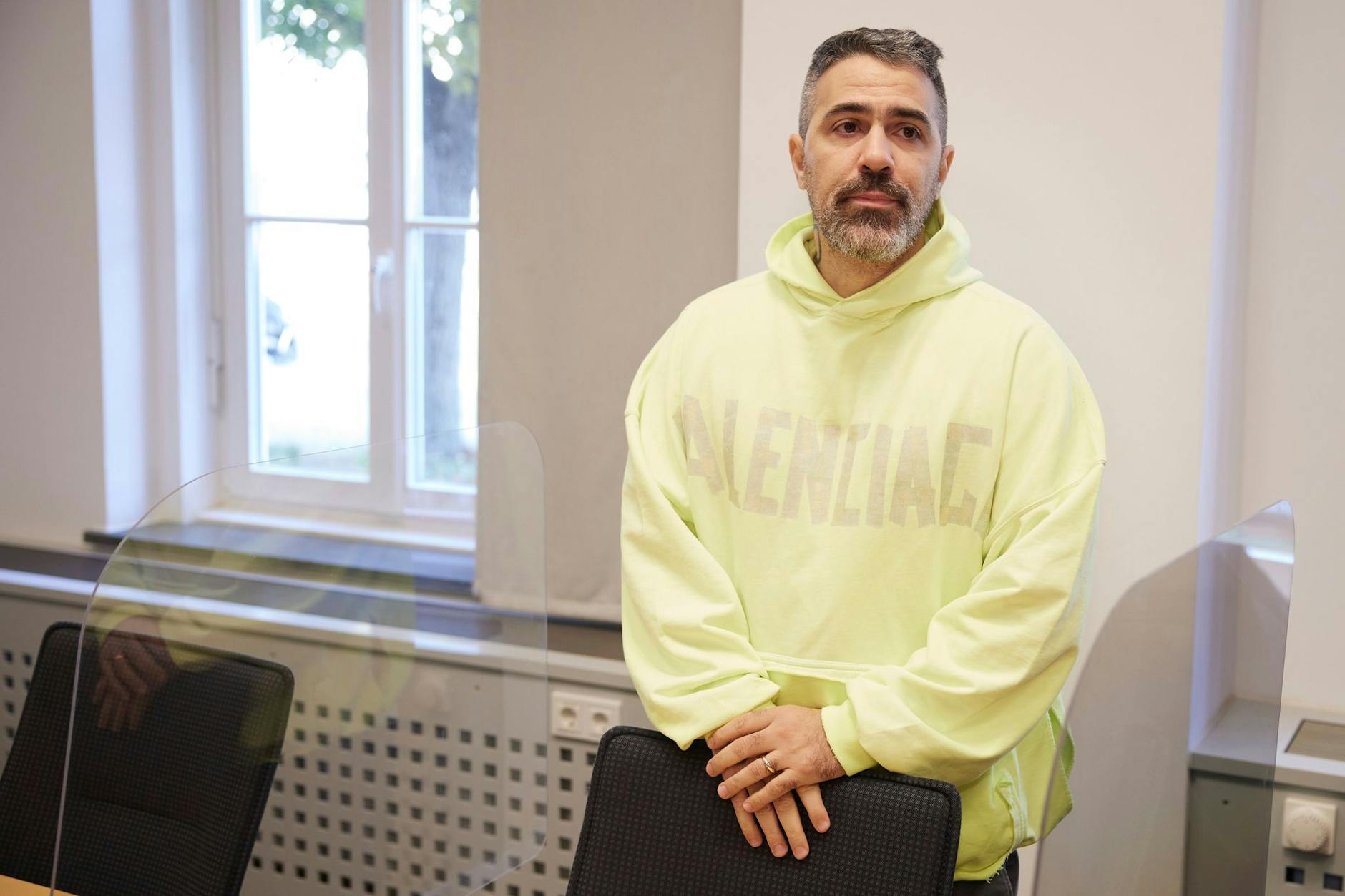 ARCHIV - Bushido steht in einem Saal im Oberlandesgericht Brandenburg (Havel).