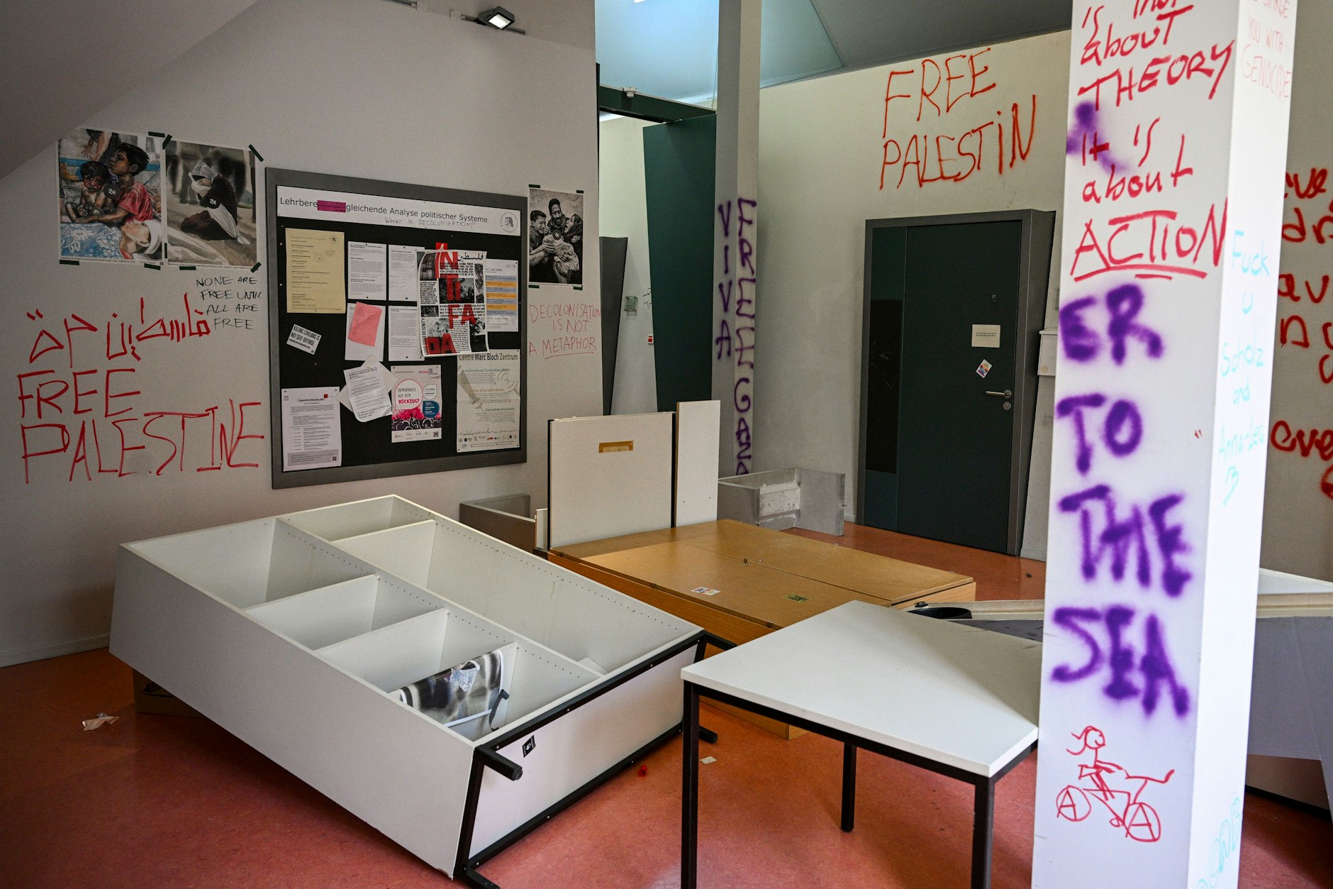 Bei einem Pressetermin der Humboldt-Universität zu Berlin werden Schäden und Schmierereien nach einer Besetzung gezeigt. Propalästinensische Aktivisten hatten am 22. Mai die Räume der Universität aus Protest gegen Israel und zur Unterstützung der Palästinenser besetzt. Einen Tag später räumte die Polizei das besetzte Gebäude.