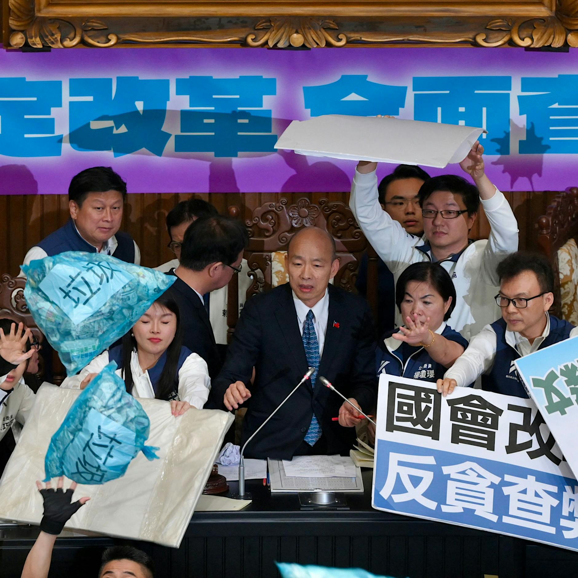 Taiwans umstrittene Reform: Hauen und Stechen im Parlament