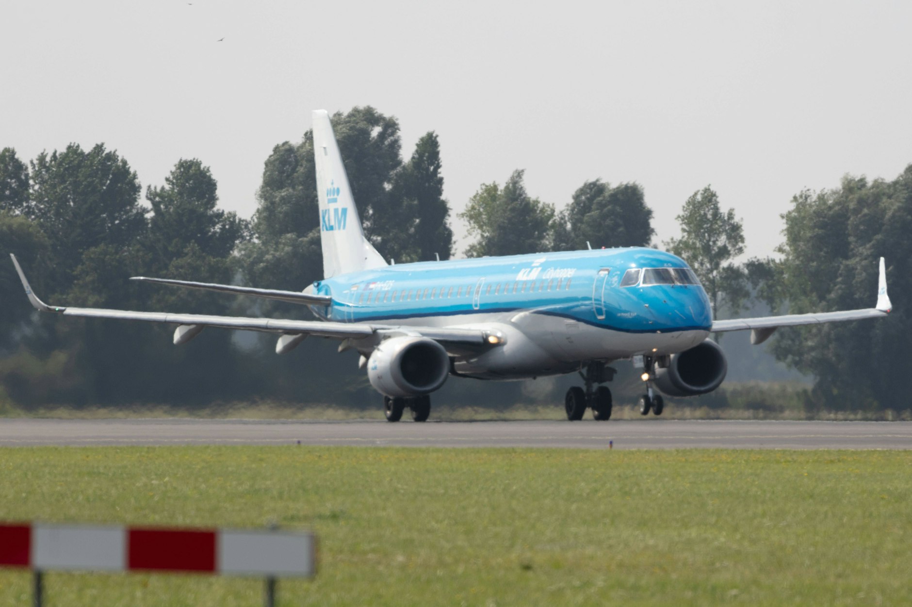 Embraer-Jet der Cityhopper von KLM am Flughafen Schiphol in Amsterdam: Ein Mensch geriet am Mittwoch in das Triebwerk einer Maschine und war sofort tot. (symbolbild)