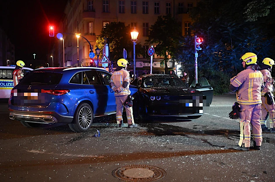 Bei einem Unfall in Berlin-Kreuzberg wurde offenbar ein Mensch verletzt.