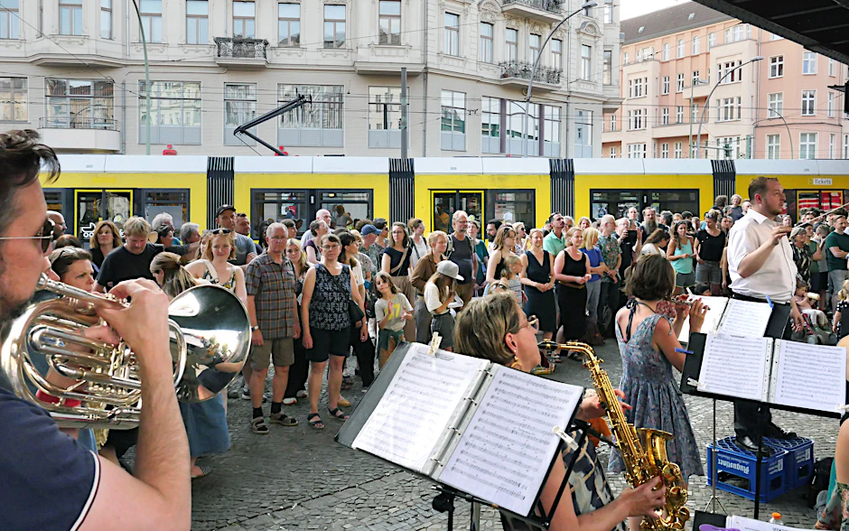 Zur Fête de la Musique am 21. Juni werden an verschiedenen Orten in Berlin Hunderte Konzerte veranstaltet, wie hier am U-Bahnhof Eberswalder Straße in Pankow.