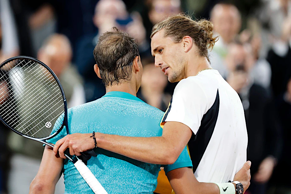 Alexander Zverev (r) und Rafael Nadal umarmen sich nach der Partie.  