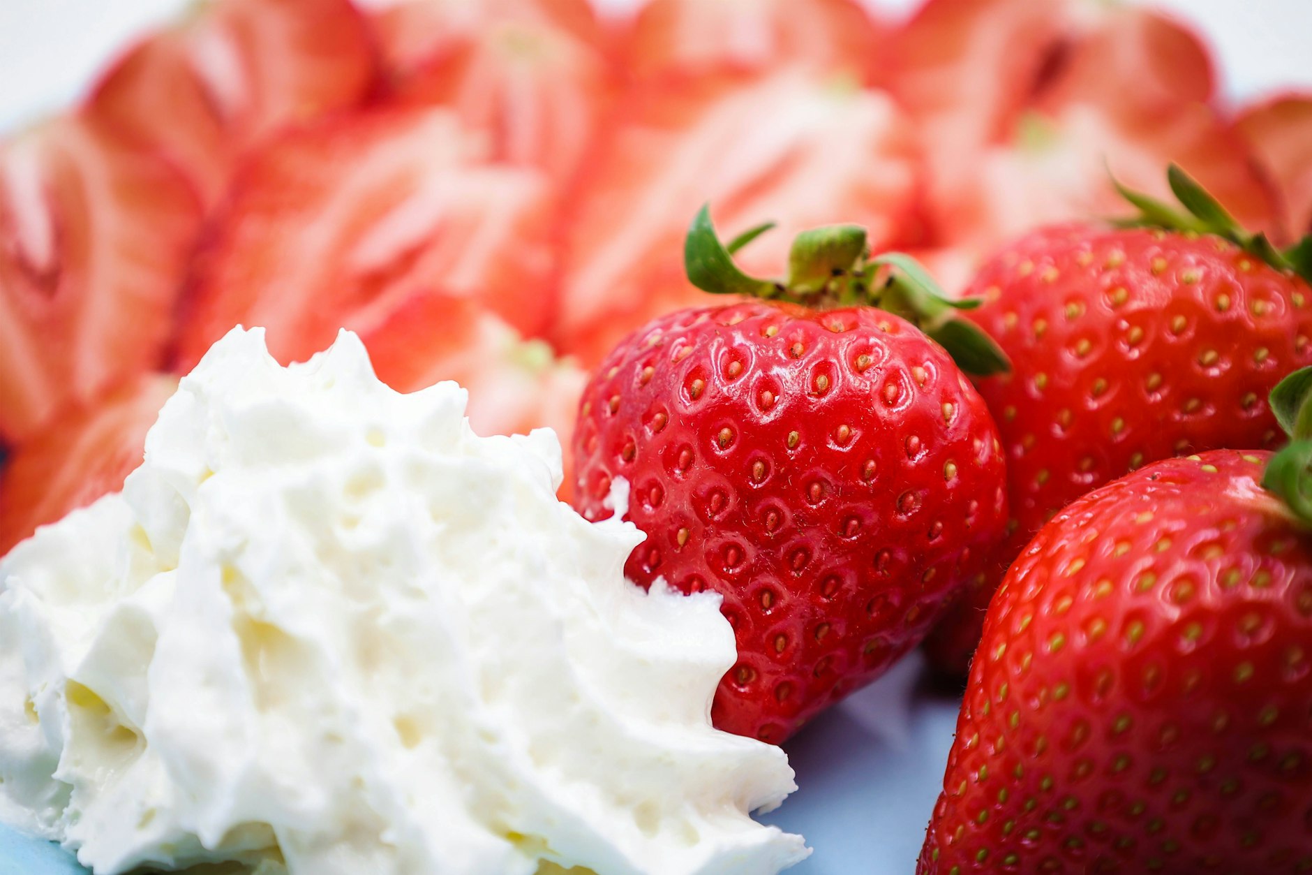 Erdbeeren mit Sahne: Eine tolle Kombination. Der Frau Holle Kuchen nach diesem Rezept bringt beides zusammen in eine leichte Torte.