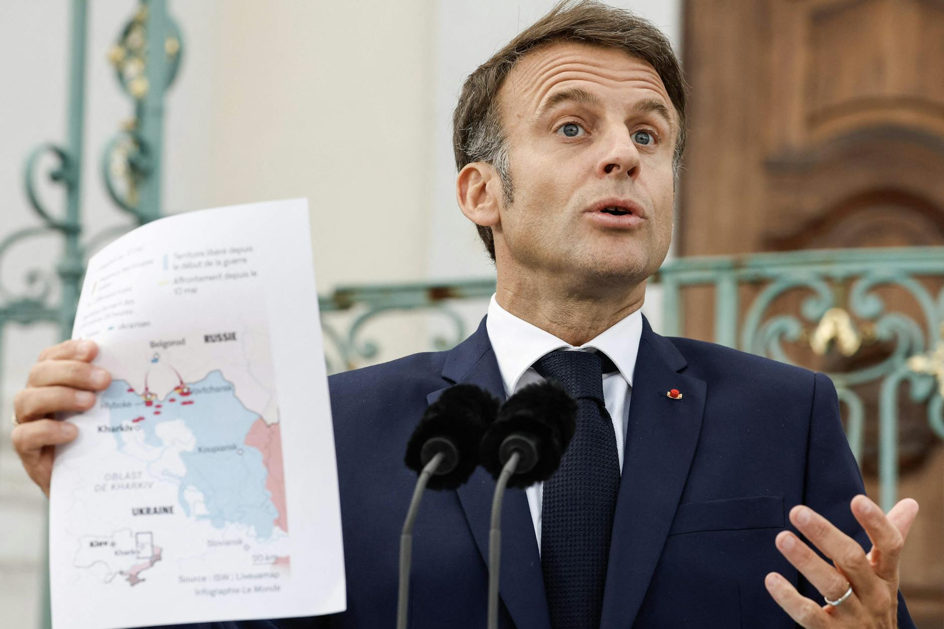 Frankreichs Präsident Emmanuel Macron befürwortet das Entsenden westlicher Militärausbilder in die Ukraine. In der kommenden Woche könnte eine Entscheidung bekannt gegeben werden.