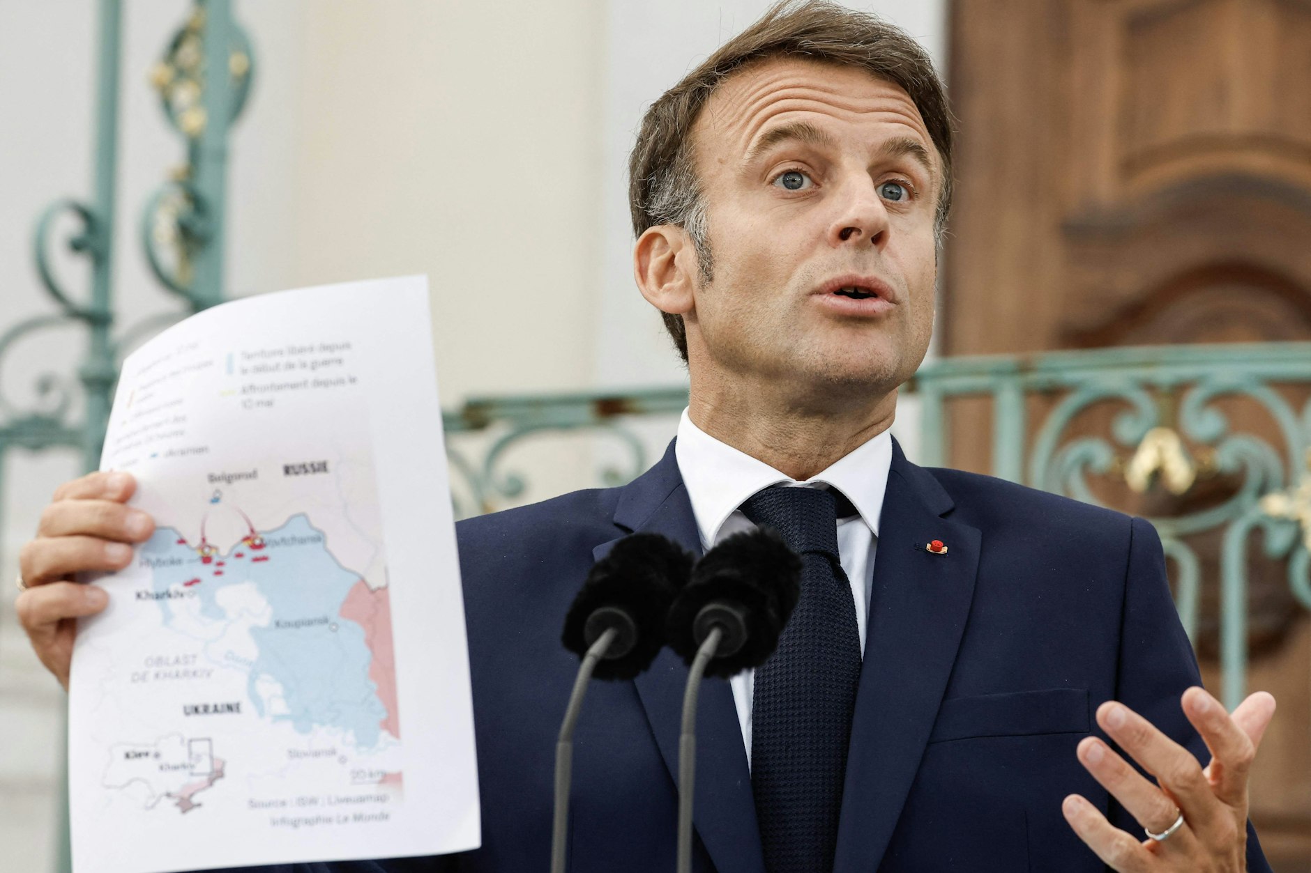 Frankreichs Präsident Emmanuel Macron befürwortet das Entsenden westlicher Militärausbilder in die Ukraine. In der kommenden Woche könnte eine Entscheidung bekannt gegeben werden.