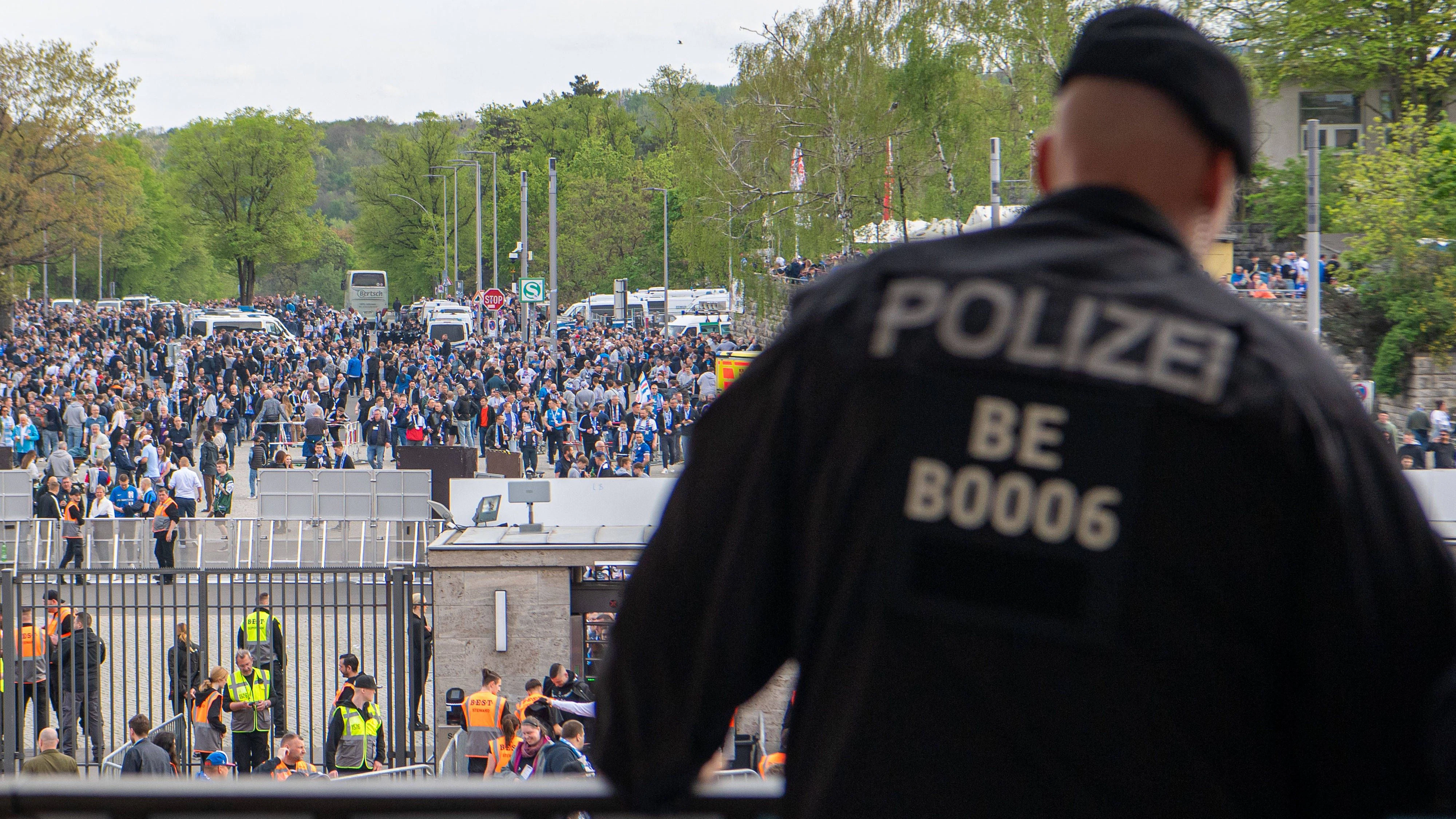 Tausende Polizisten sind im Einsatz: Bei Fußballspielen wird auch das Olympiastadion zum Hochsicherheitstrakt.