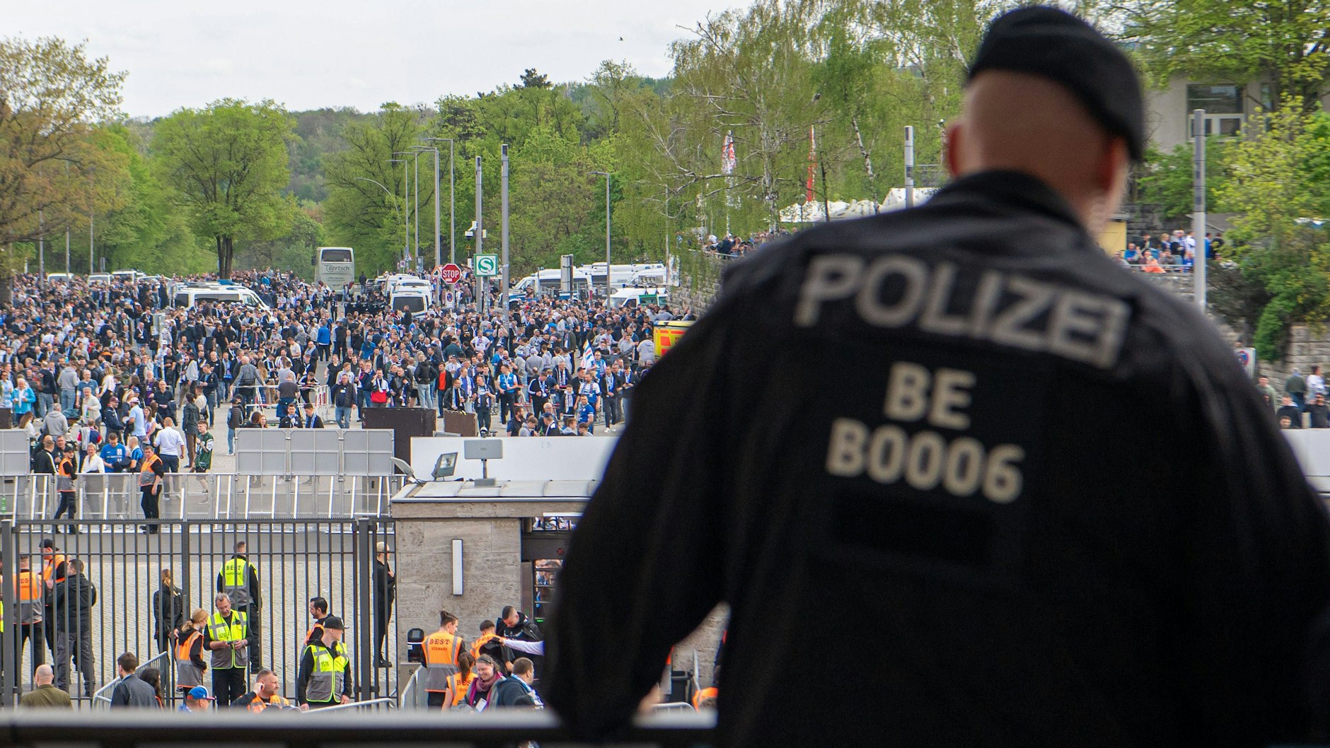 Tausende Polizisten sind im Einsatz: Bei Fußballspielen wird auch das Olympiastadion zum Hochsicherheitstrakt.