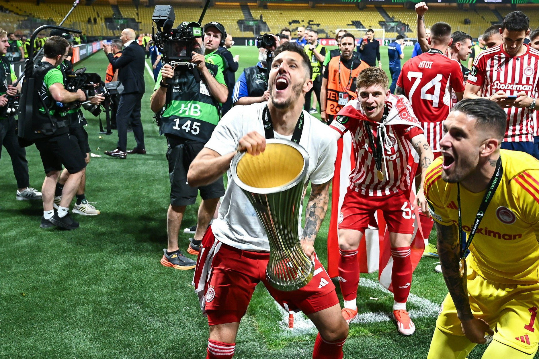 Her mit dem Pott! Ex-Herthaner Stevan Jovetic jubelt mit Olympiakos Piräus über den Finalsieg in der Conference League gegen AC Florenz.