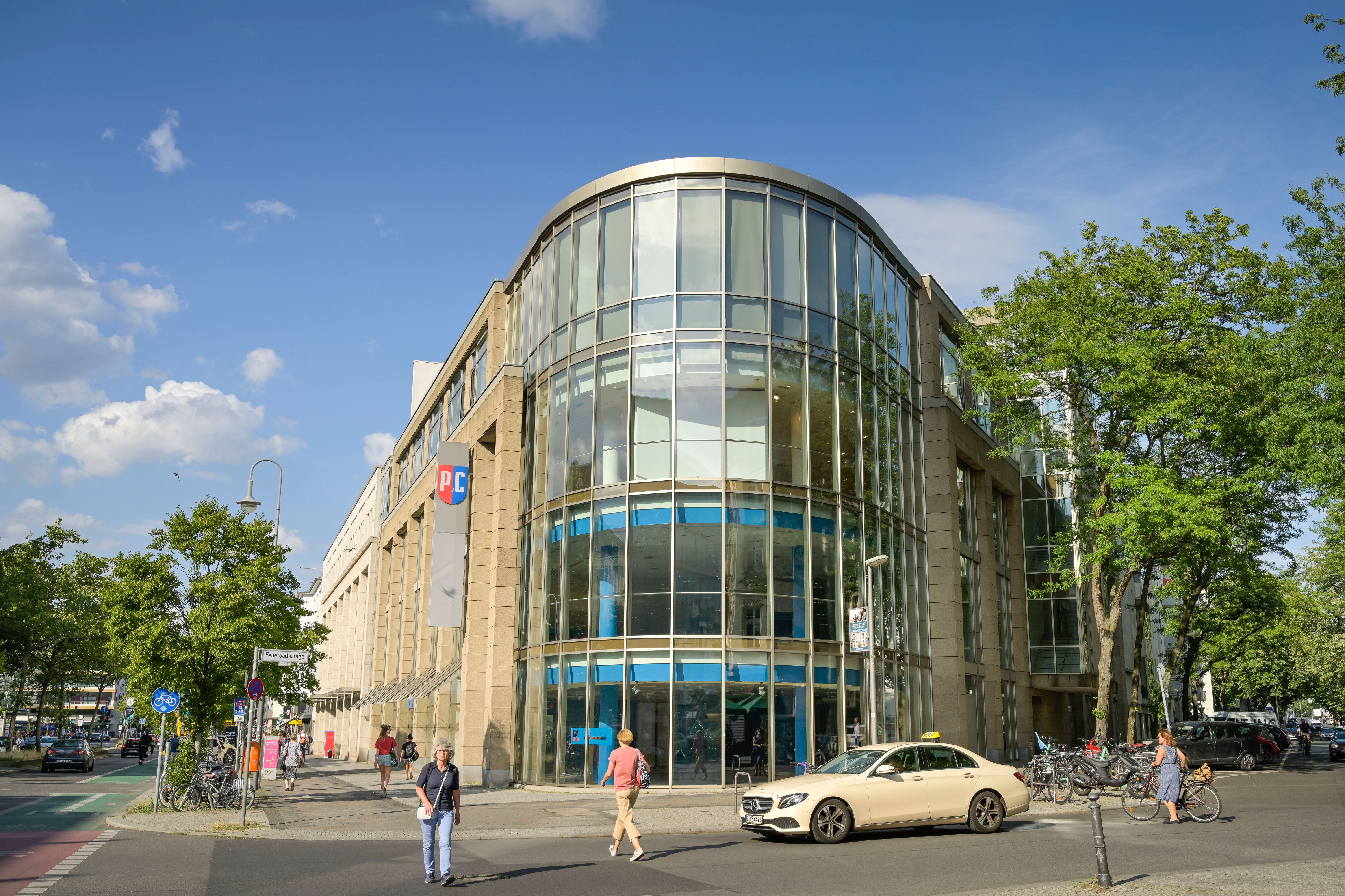 Berlin-Steglitz: Autofahrer fährt Polizisten an