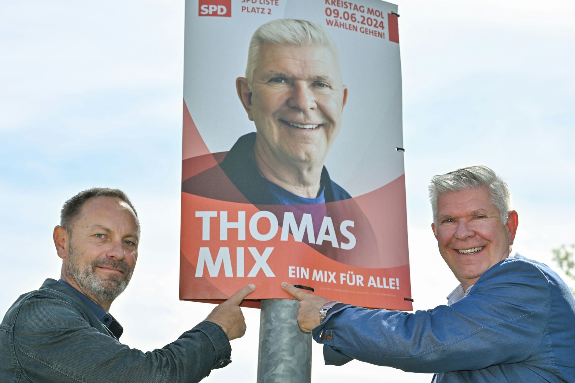 Thomas Mix (l.), ehrenamtlicher Bürgermeister von Podelzig, und Thomas Mix (SPD), ehrenamtlicher Bürgermeister von Buckow, stehen an einem Wahlplakat. Unter den Kandidaten für die Kommunalwahlen gibt es in Märkisch-Oderland zwei Namens-Doppelgänger.