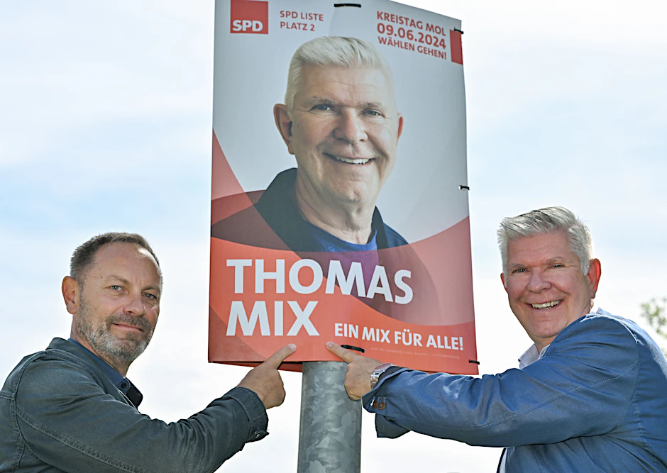Thomas Mix (l.), ehrenamtlicher Bürgermeister von Podelzig, und Thomas Mix (SPD), ehrenamtlicher Bürgermeister von Buckow, stehen an einem Wahlplakat. Unter den Kandidaten für die Kommunalwahlen gibt es in Märkisch-Oderland zwei Namens-Doppelgänger.