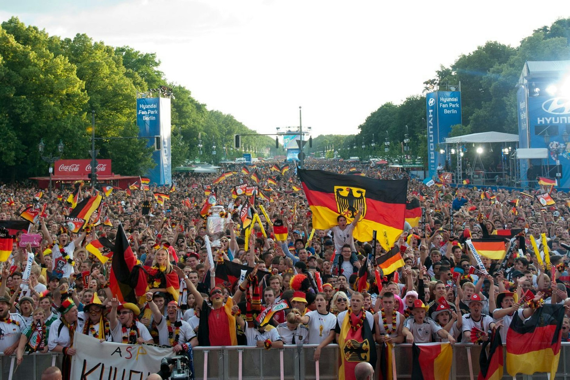Wie bei der EM vor zwölf Jahren werden Zehntausende Fußballfans auf der Fanmeile am Brandenburger Tor erwartet.