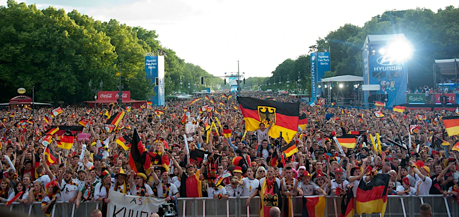 Wie bei der EM vor zwölf Jahren werden Zehntausende Fußballfans auf der Fanmeile am Brandenburger Tor erwartet.