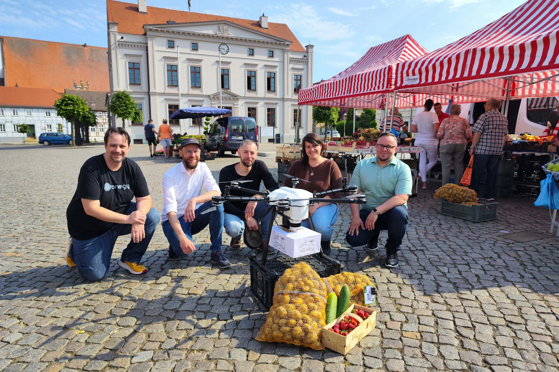 Das Projektteam von „Stadt-Land-Drohne“ auf dem Marktplatz von Wusterhausen/Dosse 