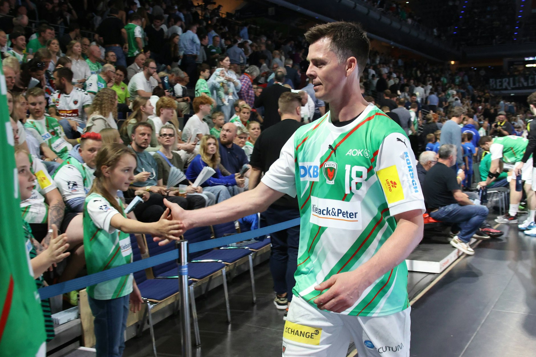 Hans Lindberg nimmt Abschied von den Fans der Füchse Berlin.