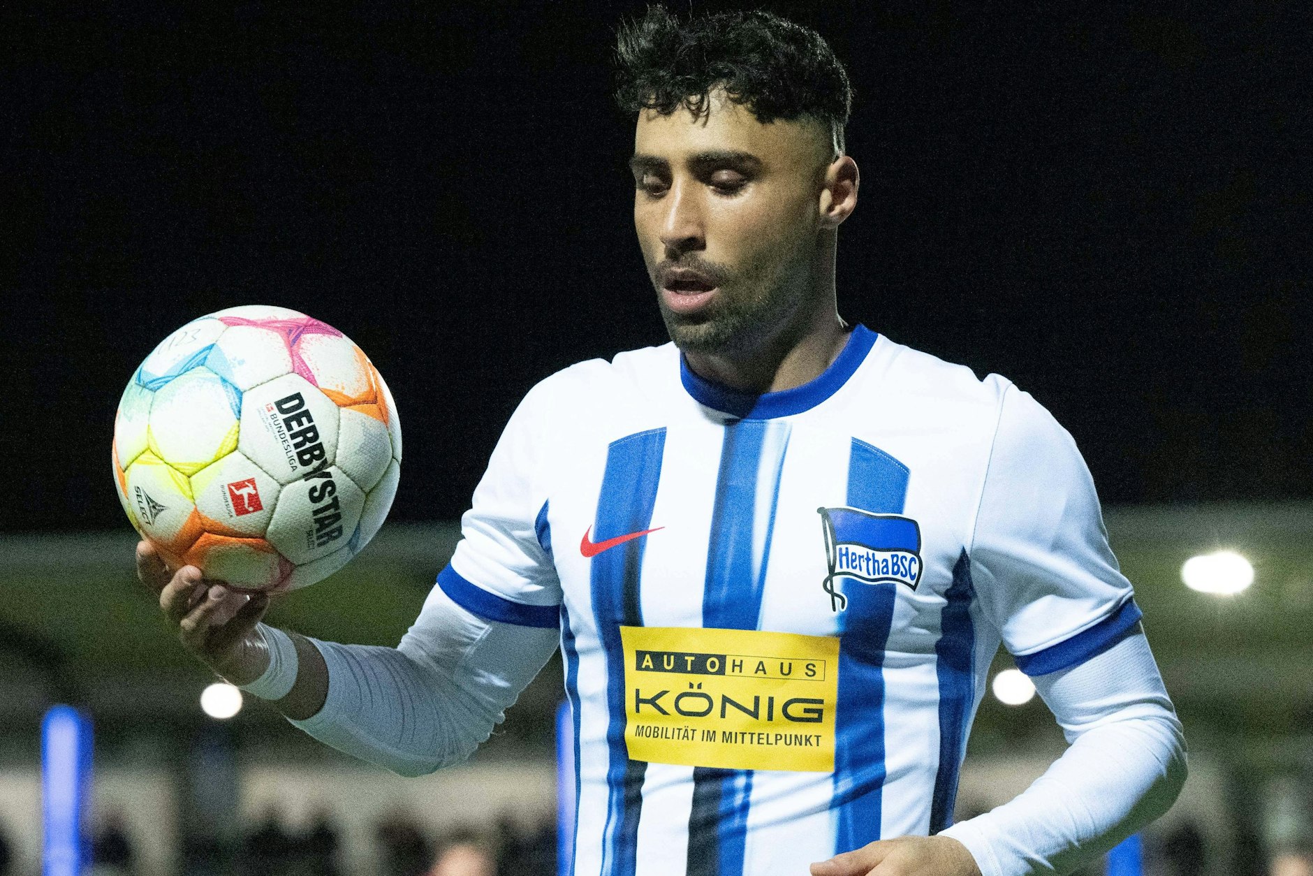 Herthas Nader El Jindaoui trägt bei der U23 schon das Logo von Autohaus König auf der Brust. Gibt es das jetzt auch bei den Profis auf dem Trikot?