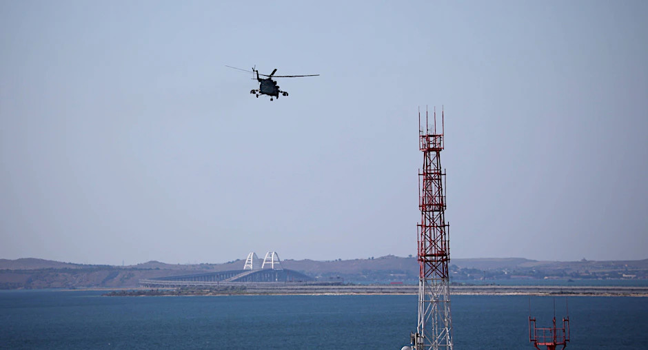 Ein Helikopter fliegt in der Nähe der Krim-Halbinsel.