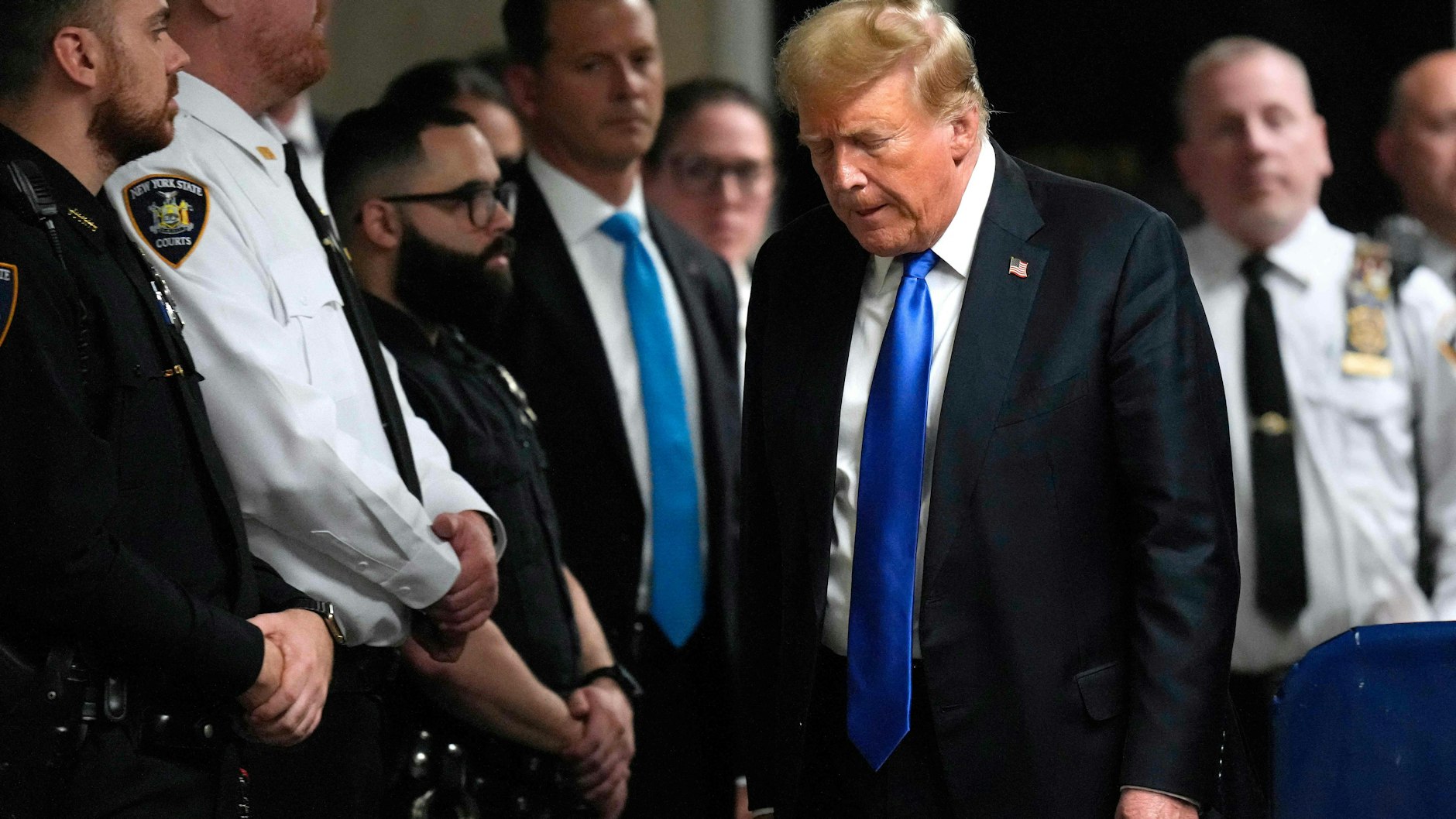 Niedergeschlagen verlässt Donald Trump nach dem Schuldspruch den Gerichtssaal.