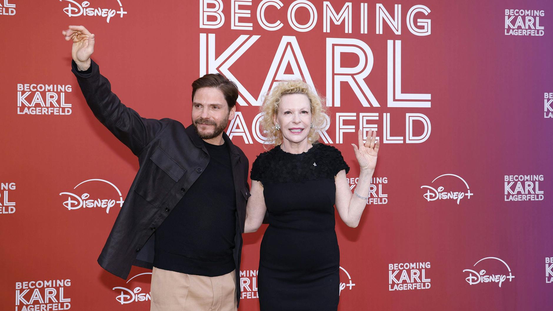 Daniel Brühl neben seiner Serien-Kollegin Sunnyi Melles bei der Deutschlandpremiere von „Becoming Karl Lagerfeld“ im Zoo-Palast Berlin.