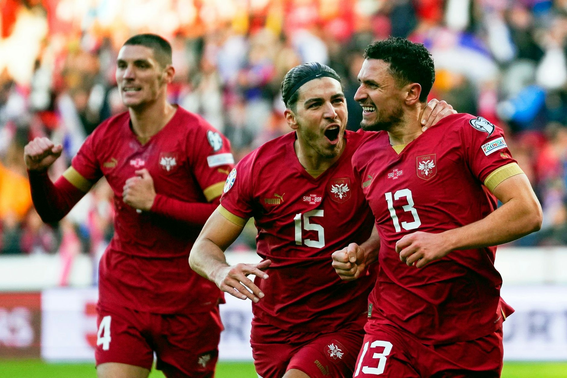 ARCHIV - Milos Veljkovic (r) ist der einzige aktuelle Bundesliga-Profi im EM-Kader der Serben.  