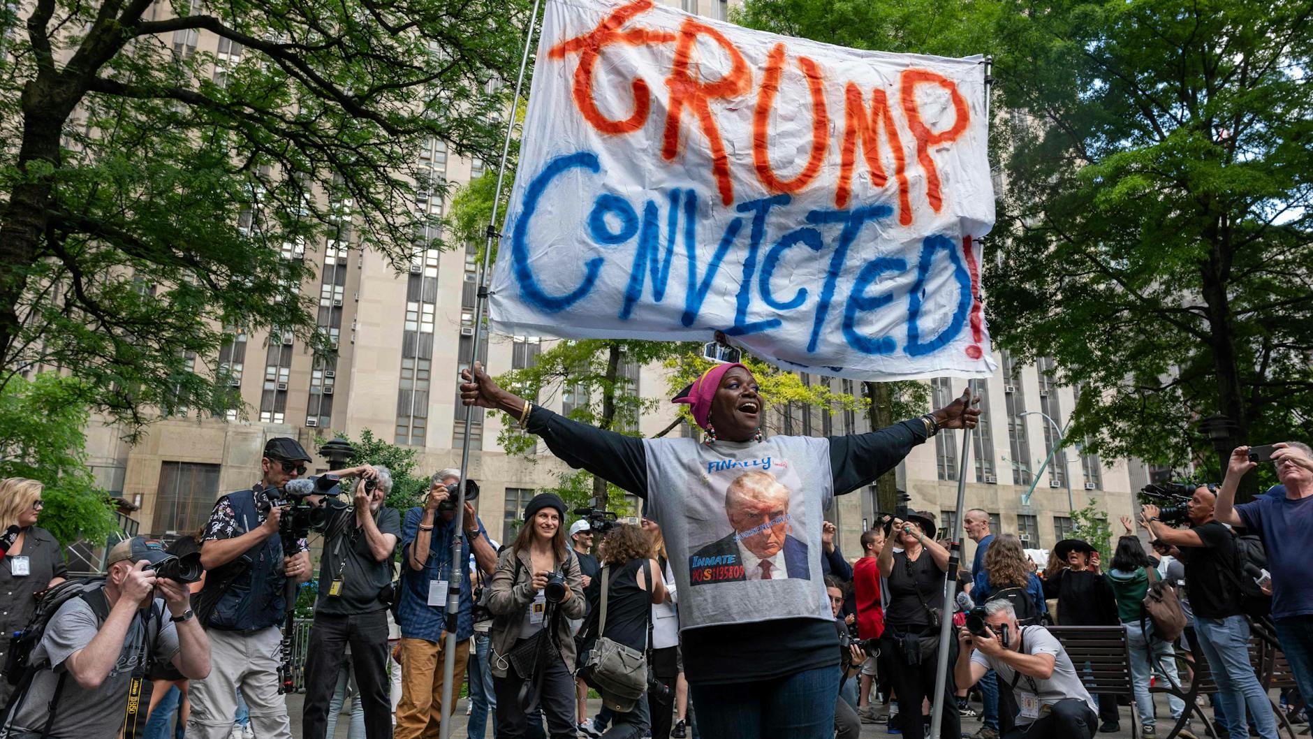 „Trump verurteilt“ steht auf dem Transparent: Vor dem Gerichtsgebäude feiern Menschen den Schuldspruch der Geschworenen.
