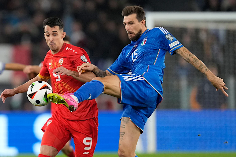 ARCHIV - Musste sich vor dem Sportgericht verantworten: Italiens Francesco Acerbi (r).  