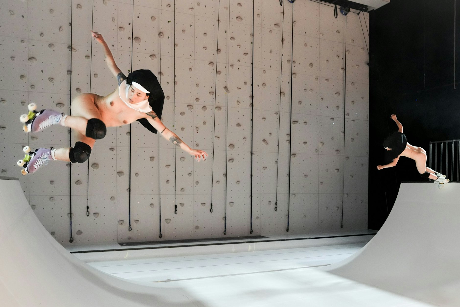 Nackte Nonnen auf Rollerblades: die „Sancta“-Darstellerinnen Sara Cancerio und Netti Nüganen in der Halfpipe.