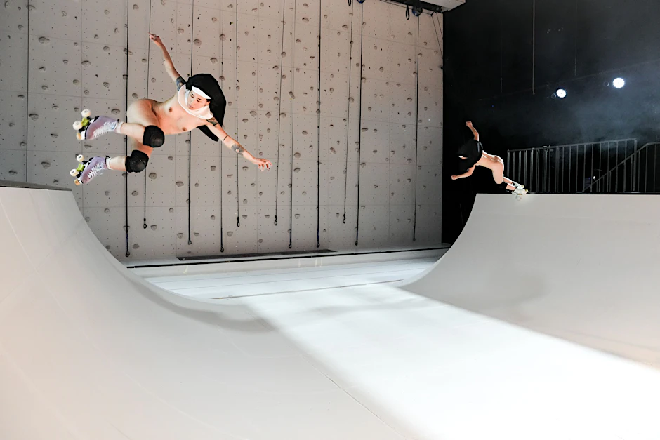 Nackte Nonnen auf Rollerblades: die „Sancta“-Darstellerinnen Sara Cancerio und Netti Nüganen in der Halfpipe.