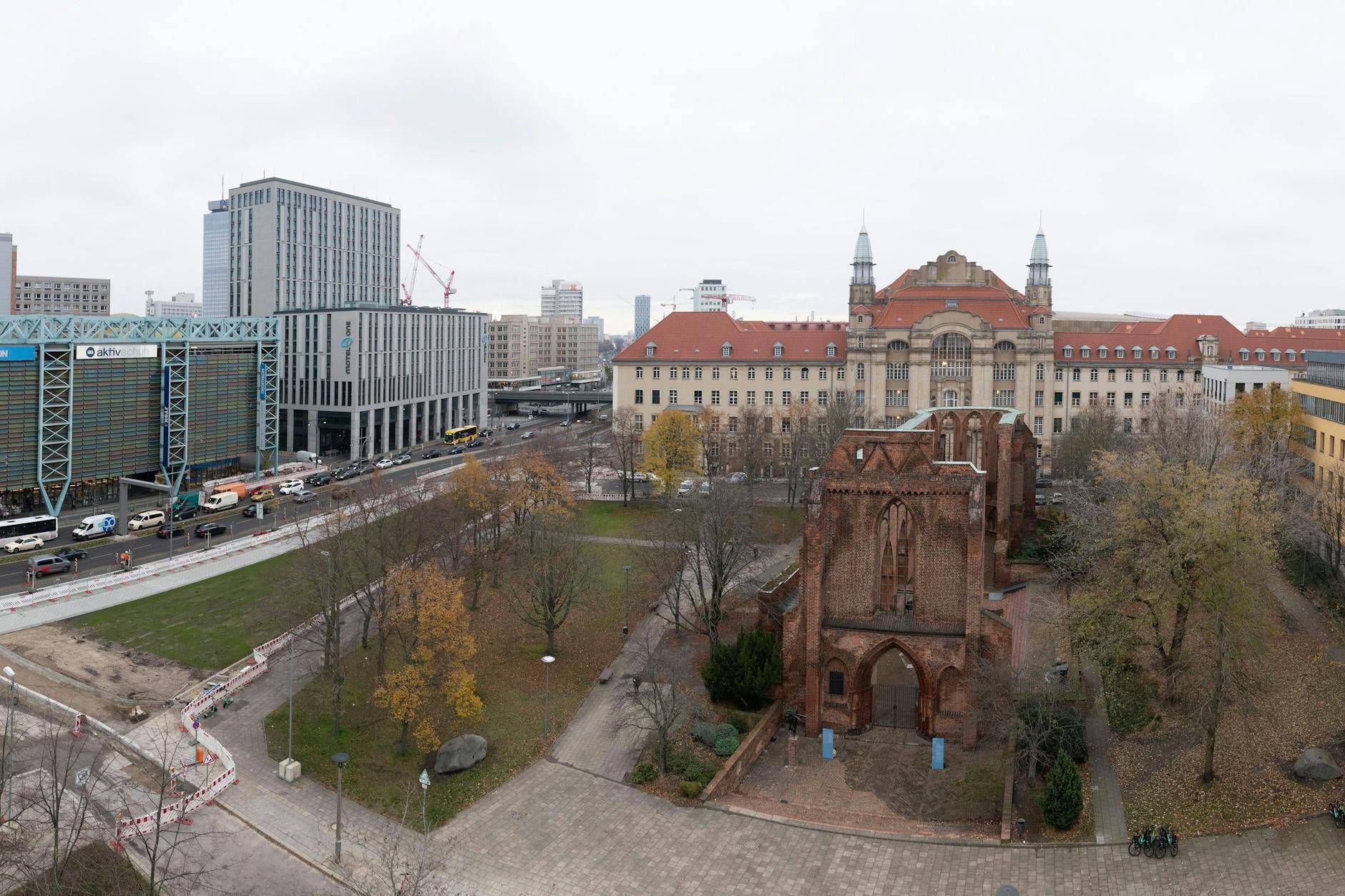 Das Gelände, auf dem das Gymnasium zum Grauen Kloster stand – um die Grundstücke rund um die Franziskaner-Klosterkirche geht es.