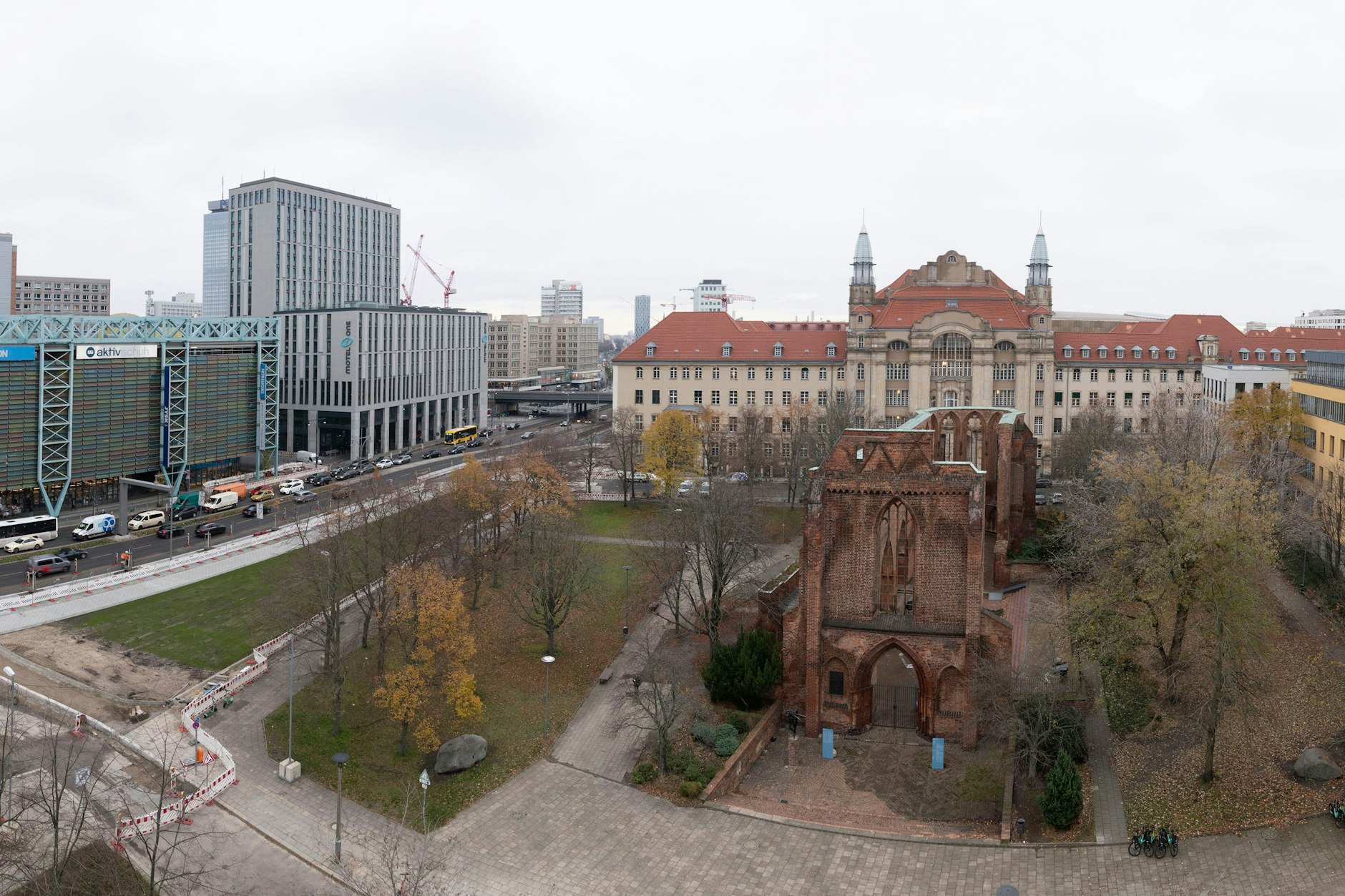 Das Gelände, auf dem das Gymnasium zum Grauen Kloster stand – um die Grundstücke rund um die Franziskaner-Klosterkirche geht es.