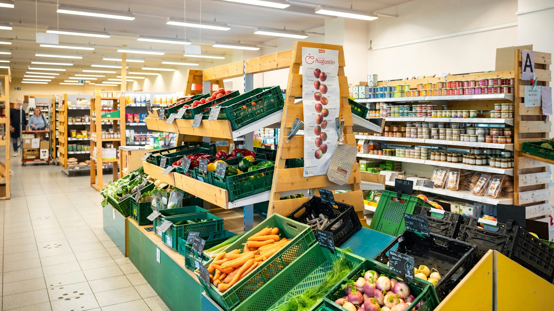 4000 Produkte gibt es im Supermarkt der Genossenschaft zu kaufen.