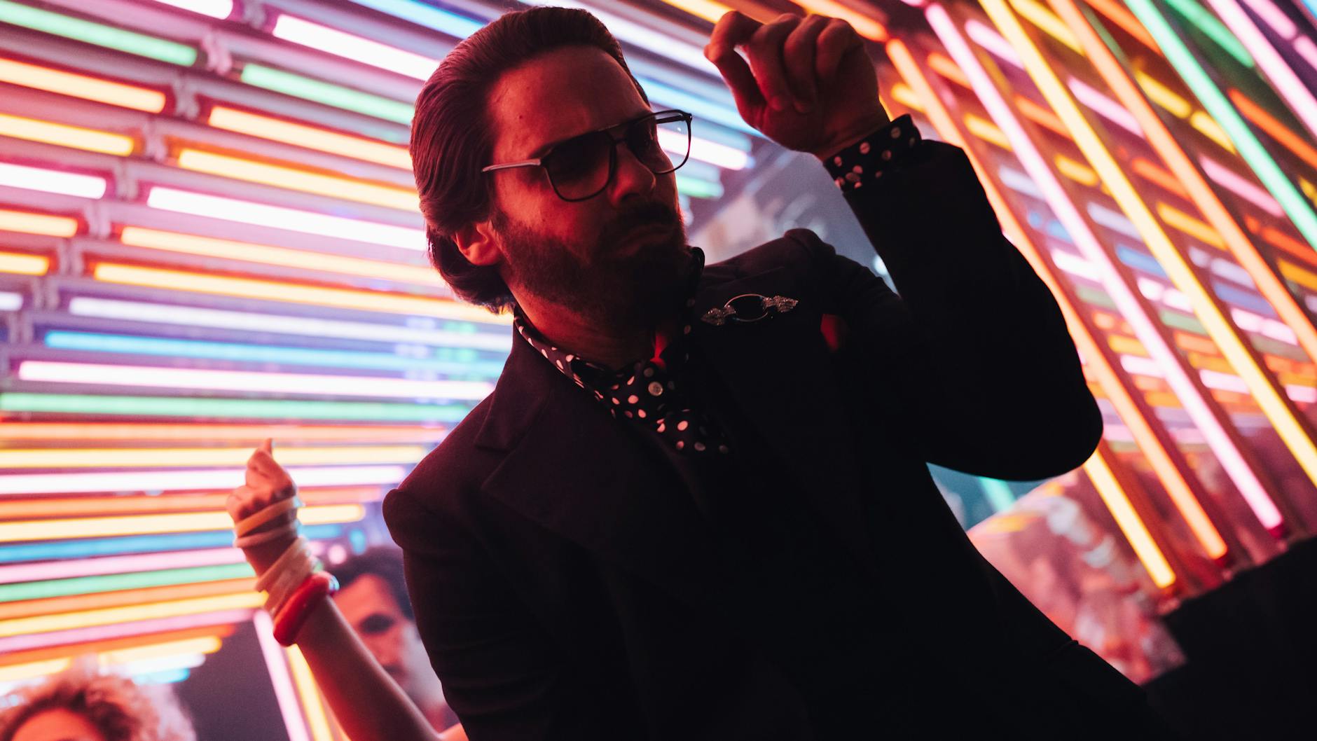Daniel Brühl als Modemacher Karl Lagerfeld in einer Szene aus der neuen Serie.