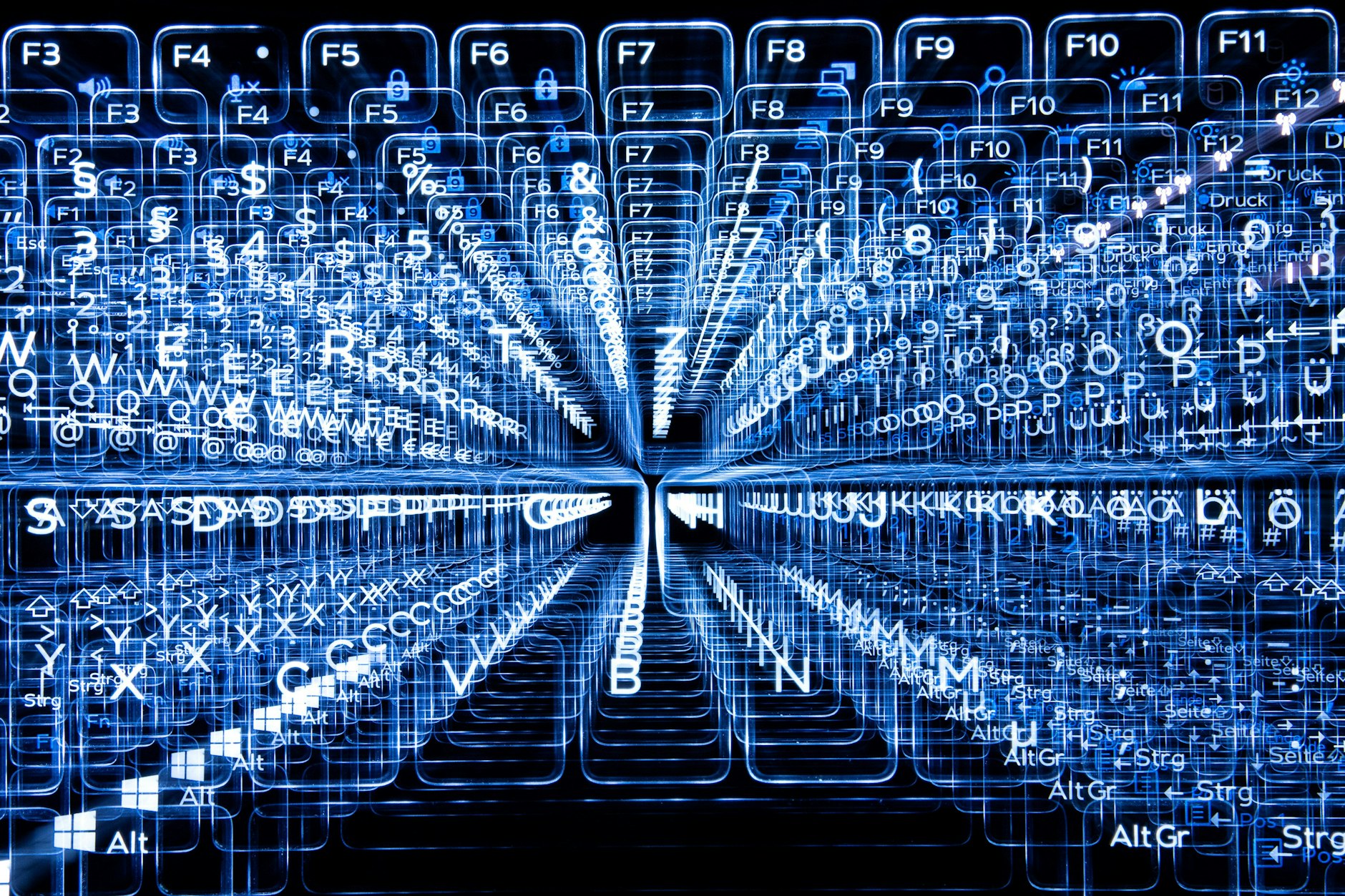 Tasten einer beleuchteten Tastatur. Internationale Strafverfolgungsbehörden haben bei einem weltweiten Einsatz mehr als 100 Server und über 1300 kriminell genutzte Domains unschädlich gemacht.