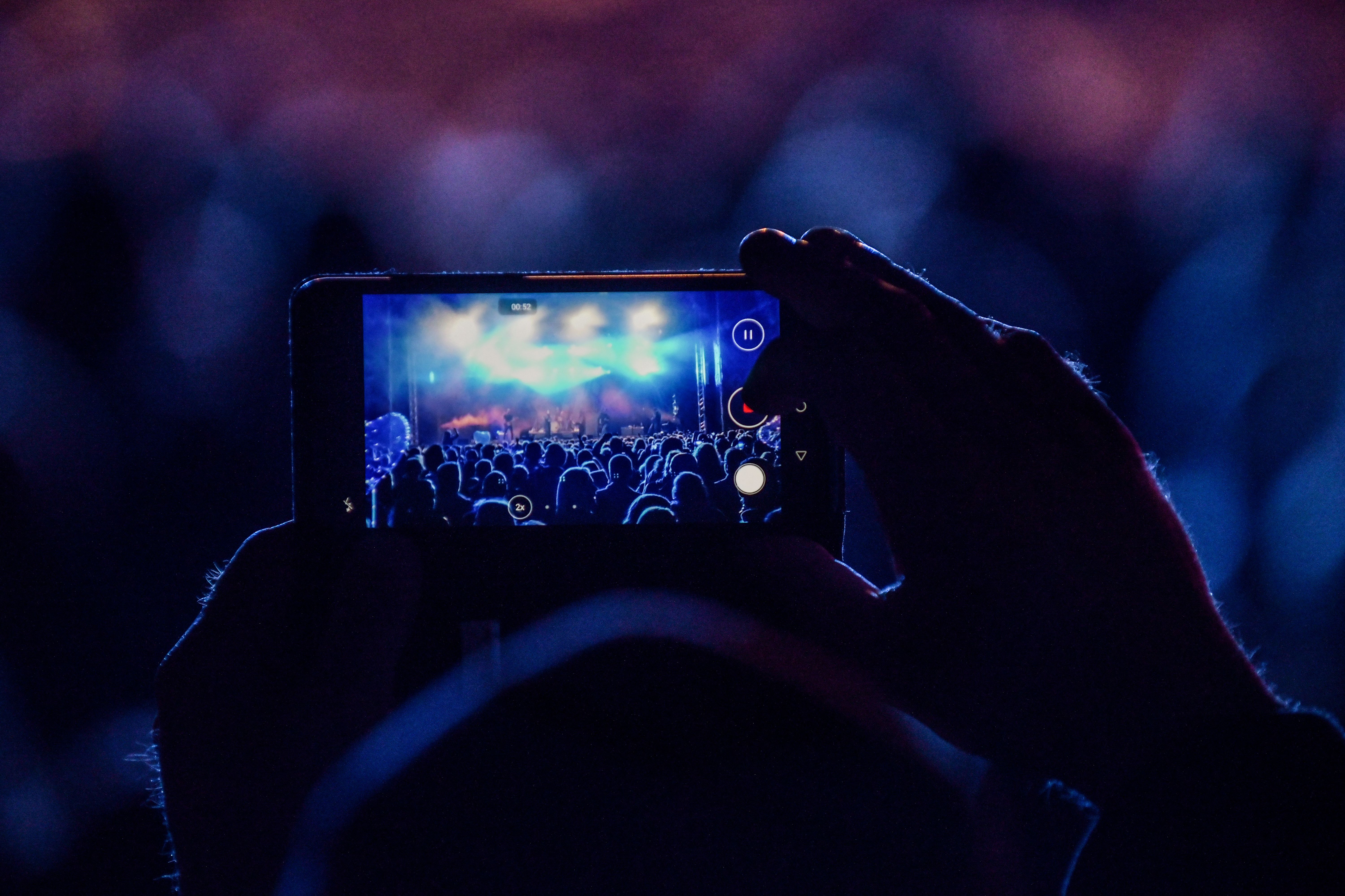 Konzerte filmen mit dem Handy: Es nervt – ist es überhaupt erlaubt?