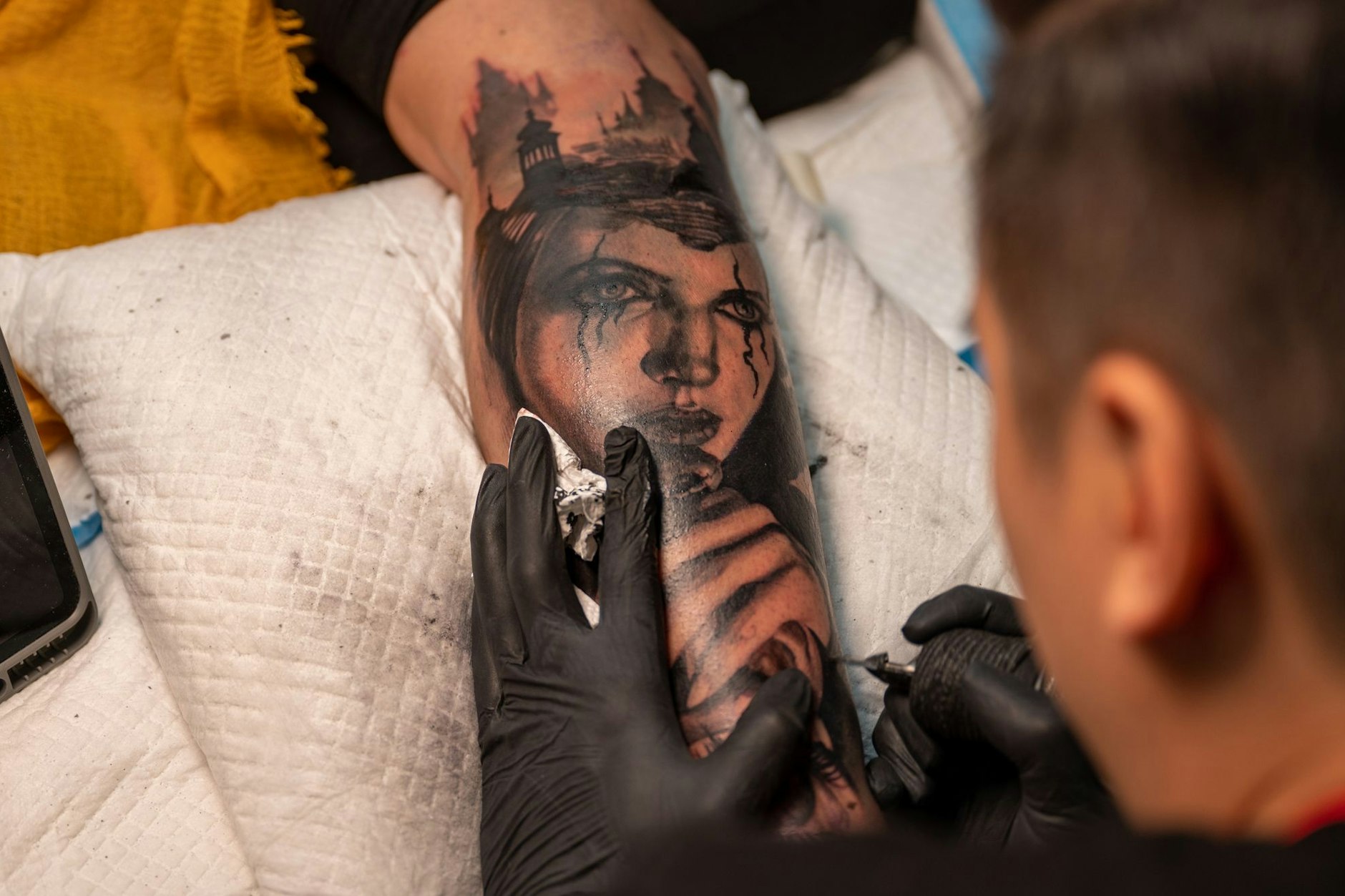 Gerade bei jungen Menschen sind Tattoos beliebt. Oft wissen sie nichts von den Gefahren für die Gesundheit.