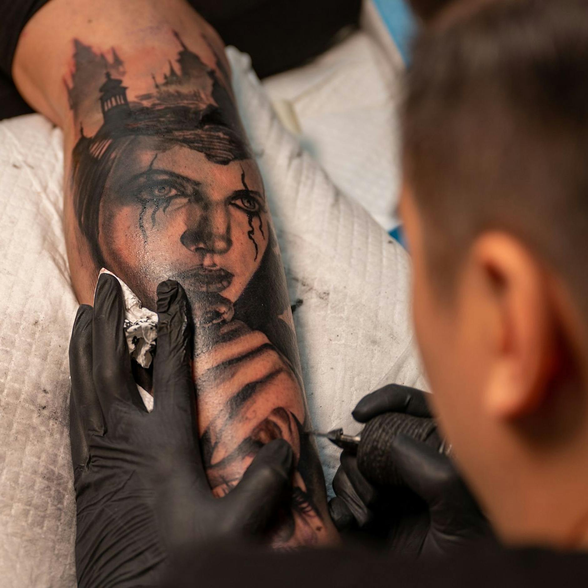 Neue Studie: Tattoos erhöhen Risiko für Blutkrebs – Größe spielt keine Rolle