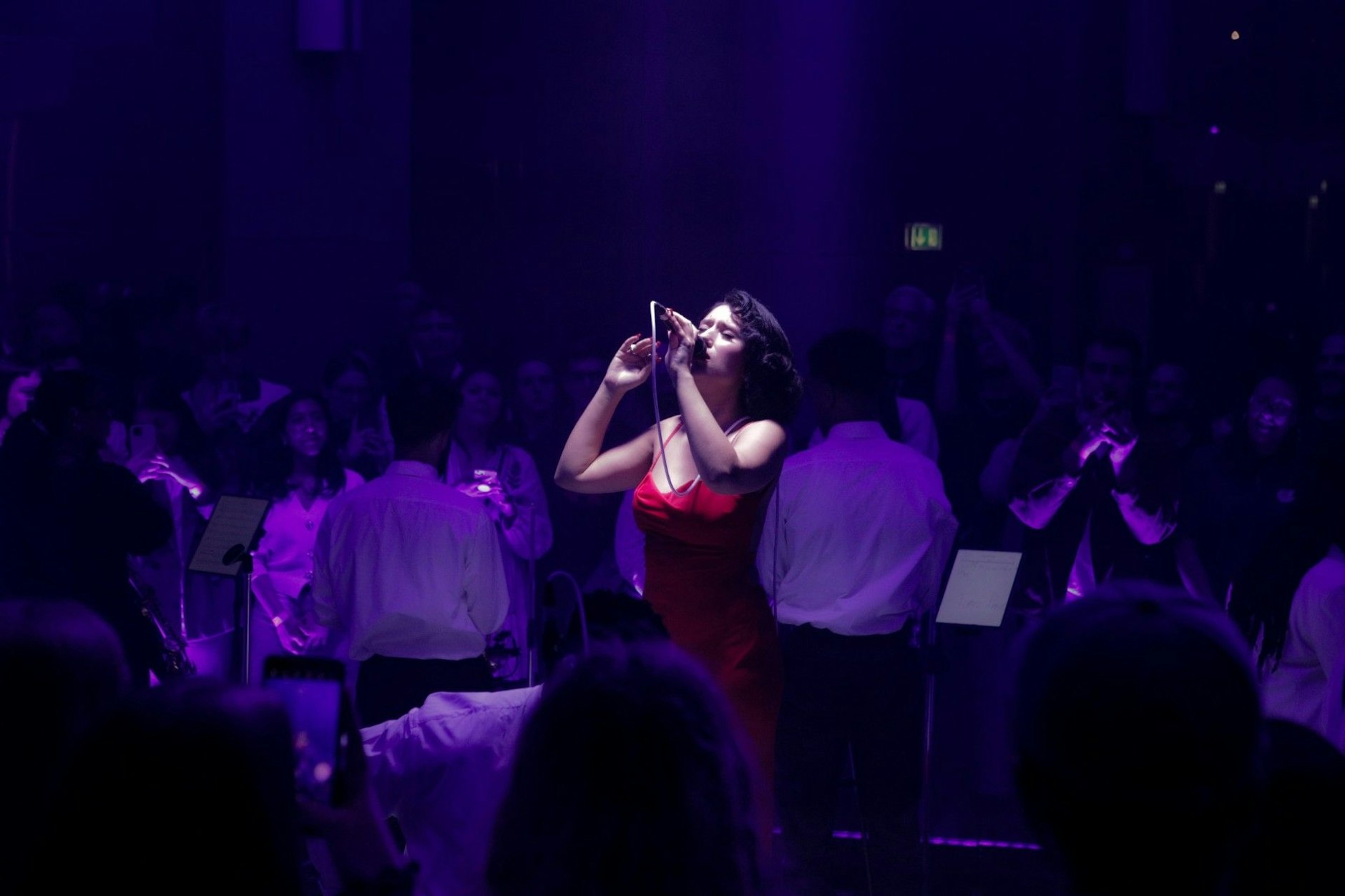 Raye beim Geheimkonzert im Berliner Waldorf Astoria