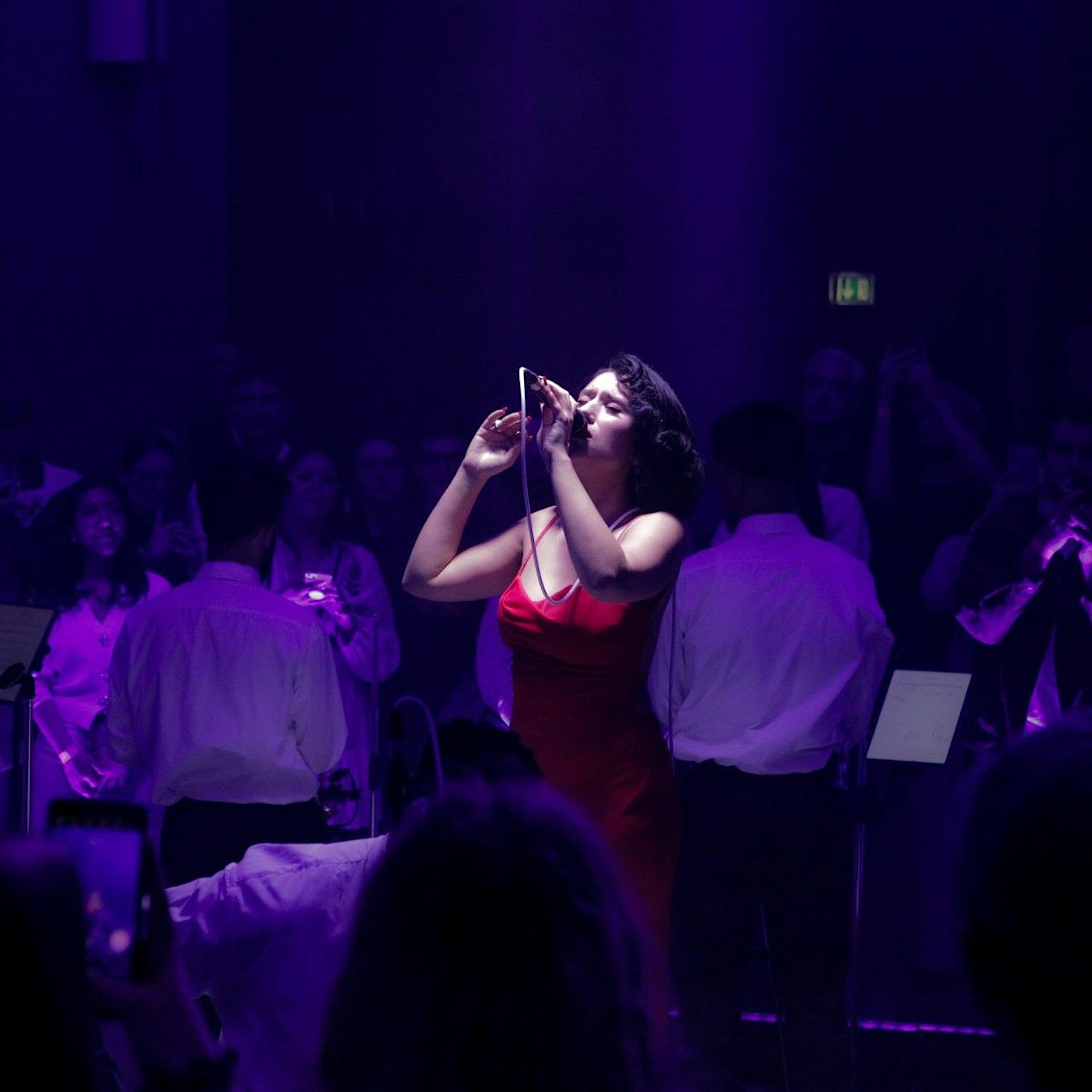 Raye spielt Geheimkonzert im Berliner Waldorf Astoria: So war es bei dem Exklusiv-Event