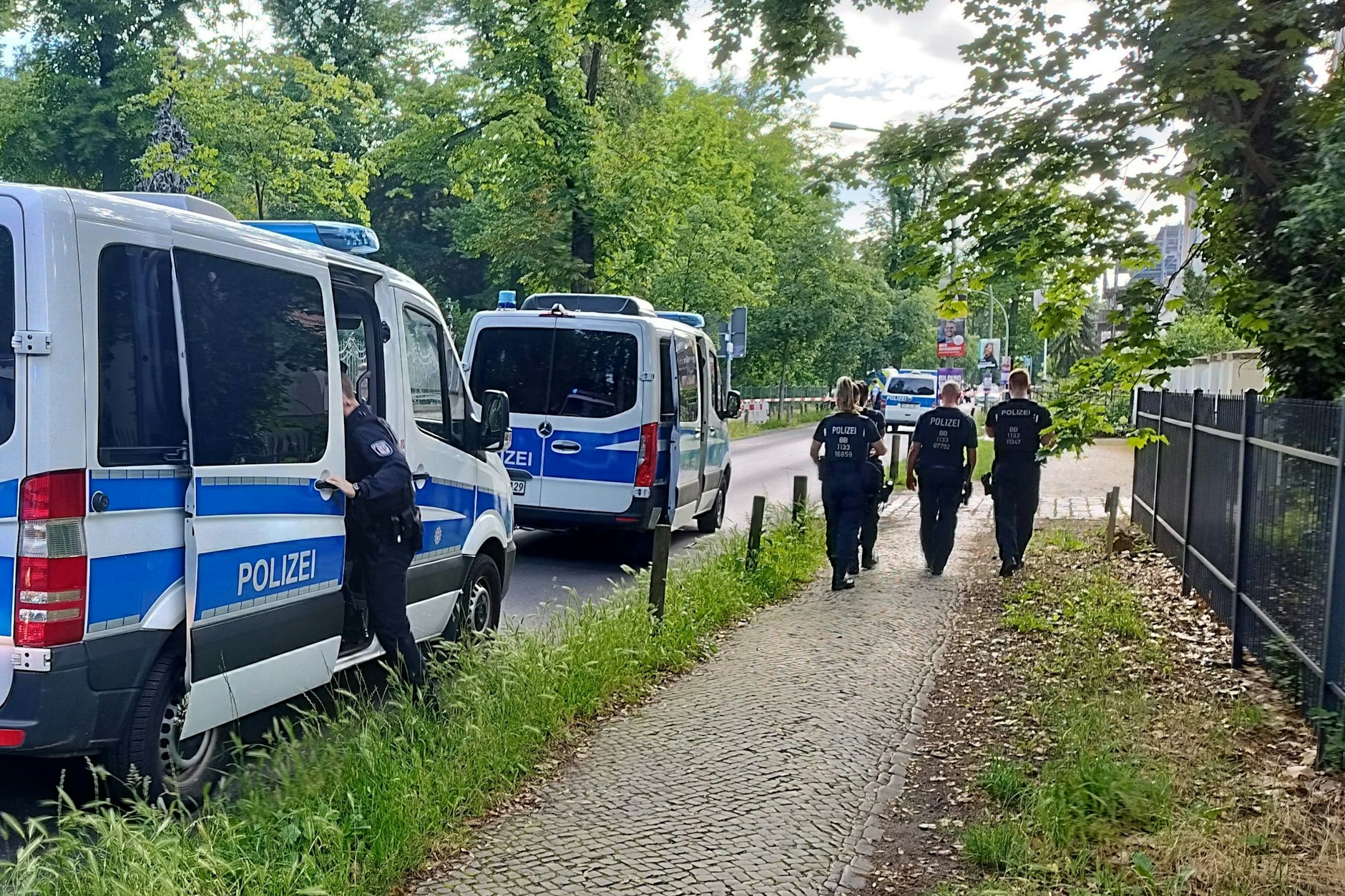 Polizisten sind am abgesperrten Tatort in der Potsdamer Geschwister-Scholl-Straße im Einsatz. 