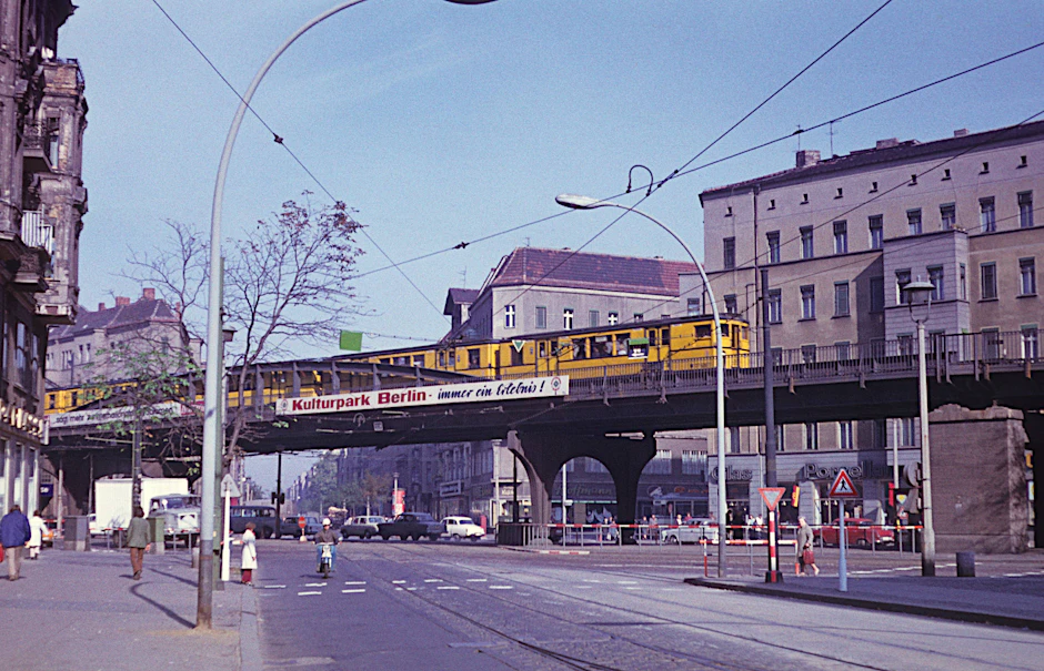 Das Jahr 1970: Hochbahn auf der Kreuzung Schönhauser Allee/Danziger Straße/Kastanienallee in Prenzlauer Berg, Berlin-Pankow