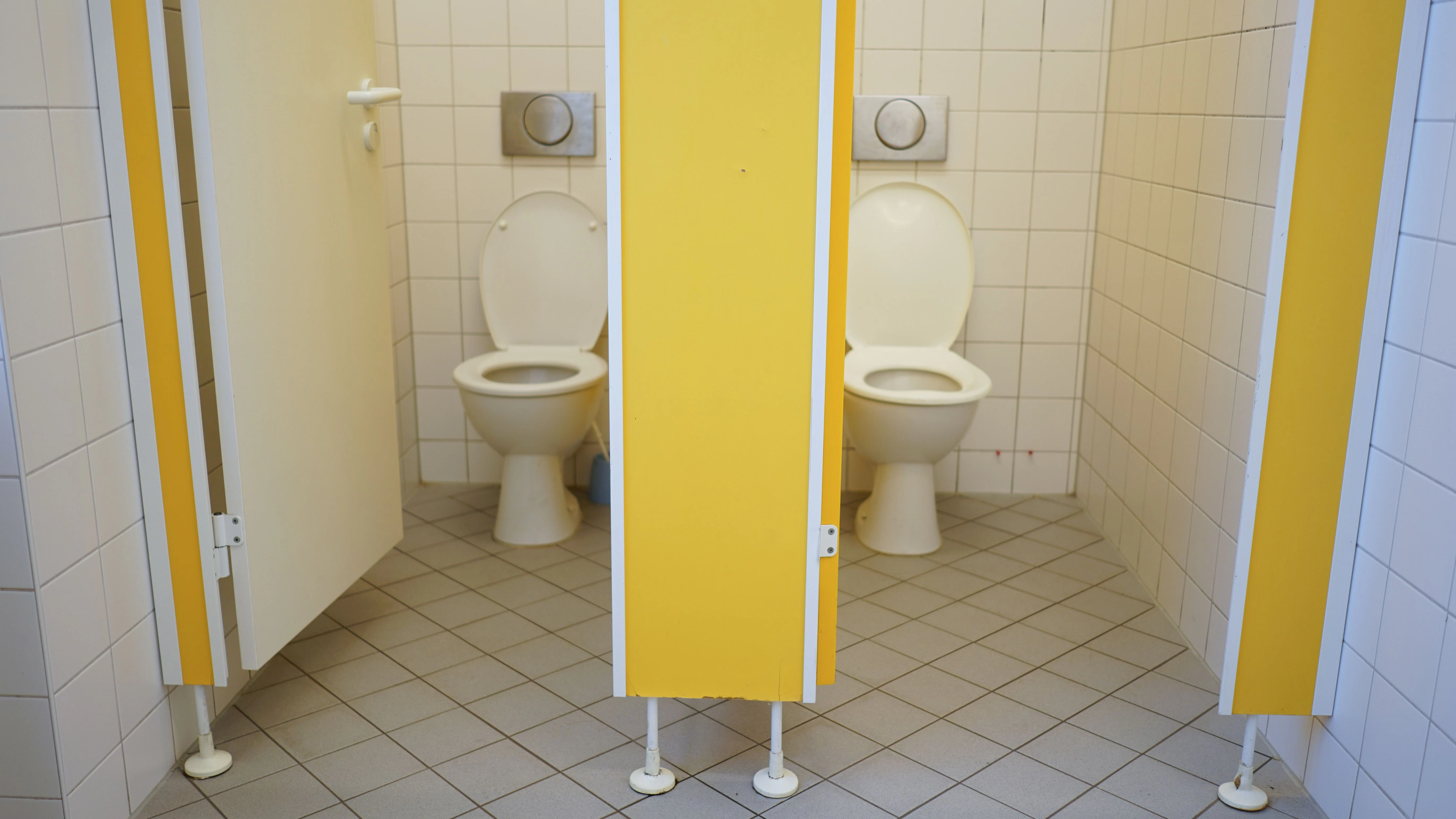 Sogar zwei Schultoiletten wurden in Rahmen der Kampagne neu gestaltet. Der Rest der Klos an Berliner Schulen sieht so aus.&nbsp;